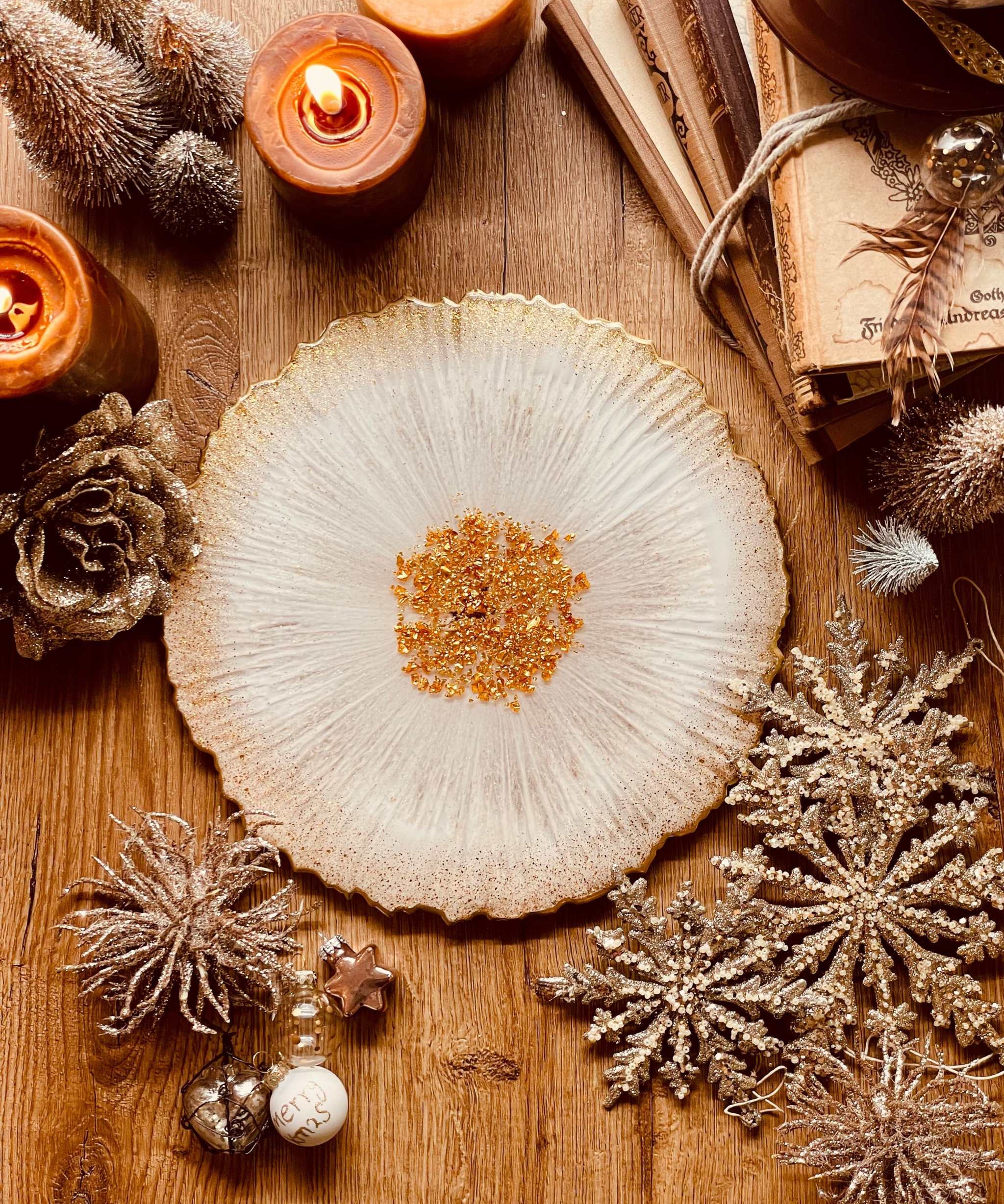 Weißes handgemachtes Tablett aus Resin mit goldenen Details auf Holztisch dekoriert