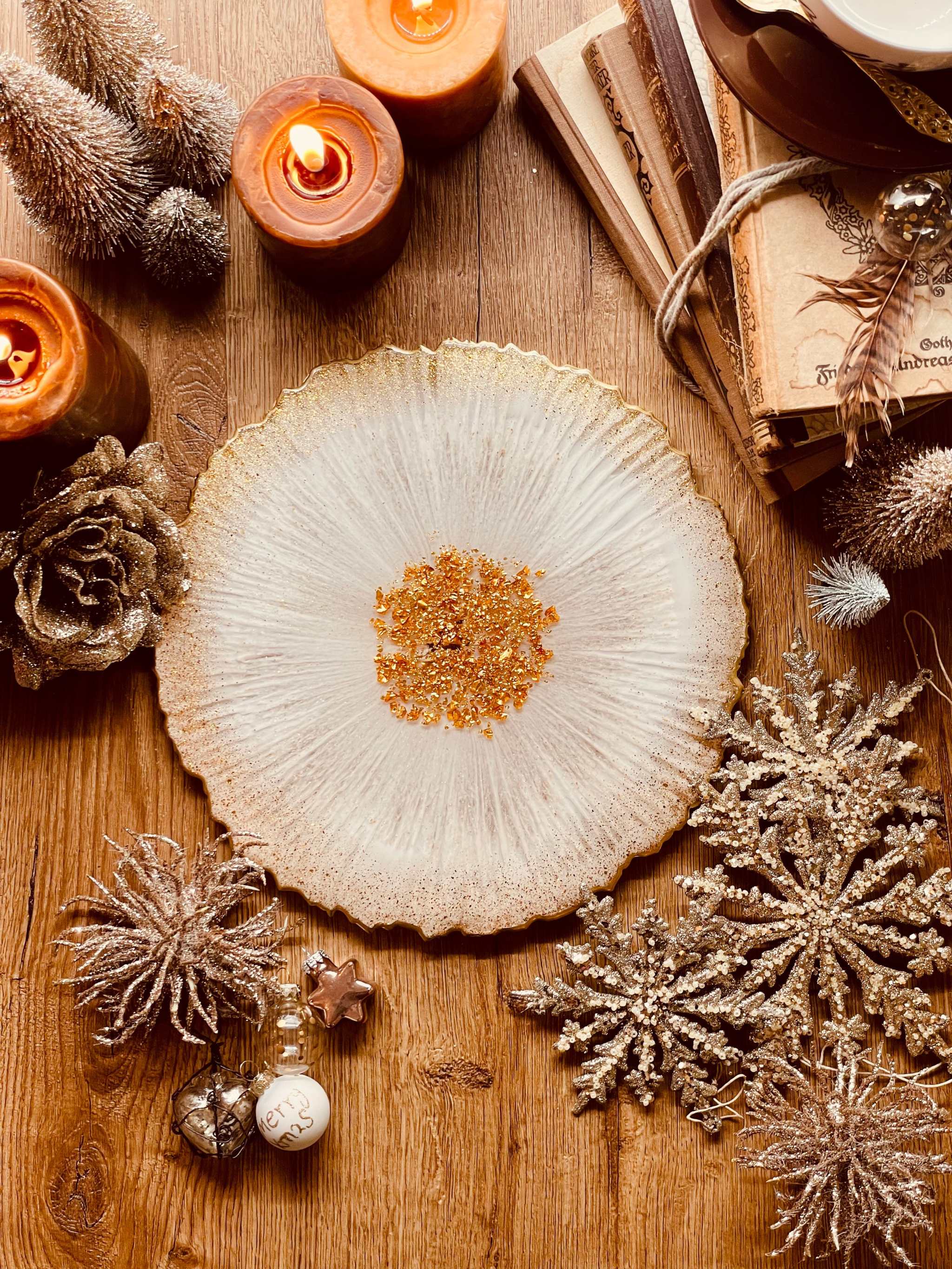 Weißes handgemachtes Tablett aus Resin mit goldenen Details auf Holztisch dekoriert