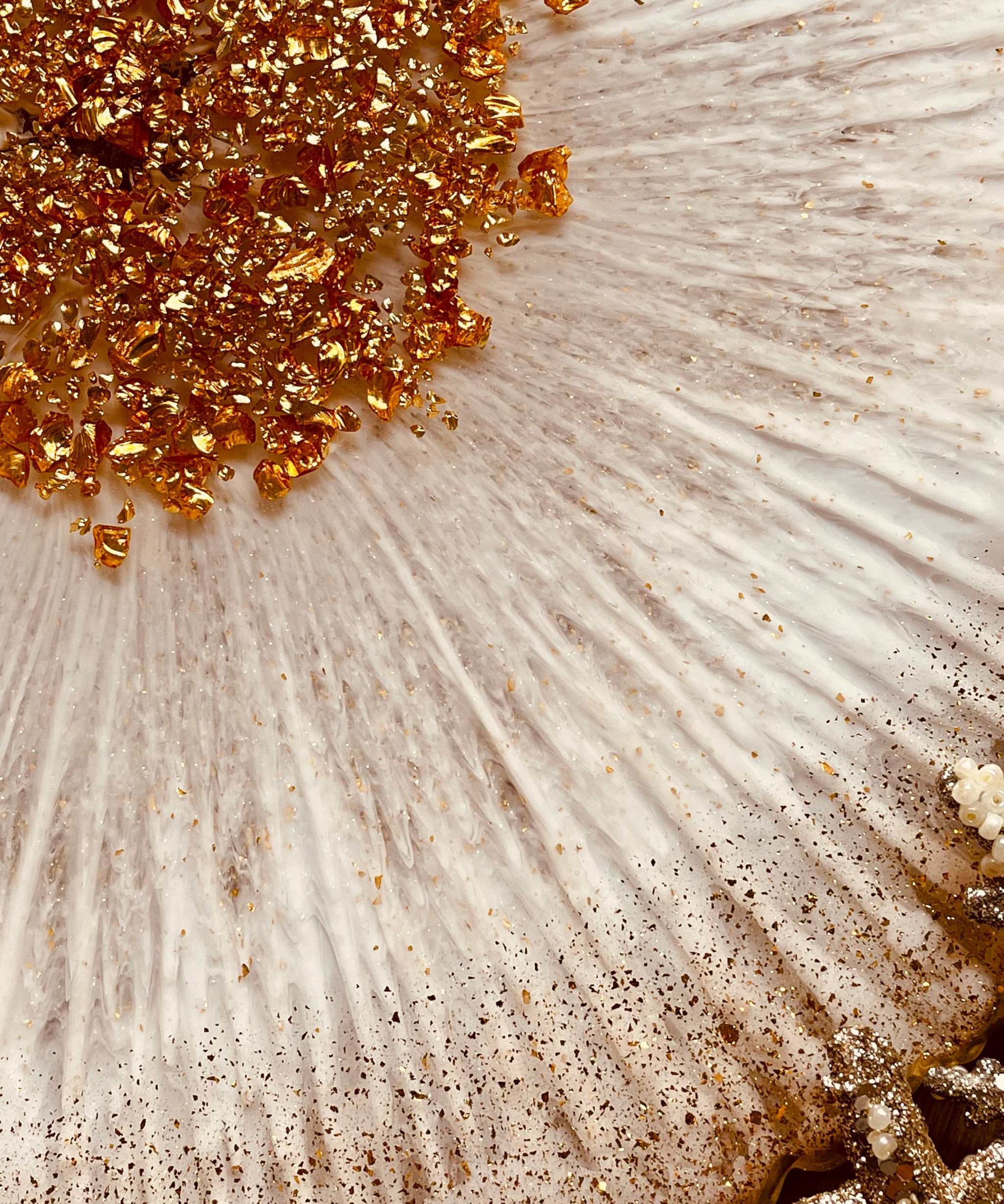 weißes Tablett aus Resin mit goldenen Details und handgefertigtem Design