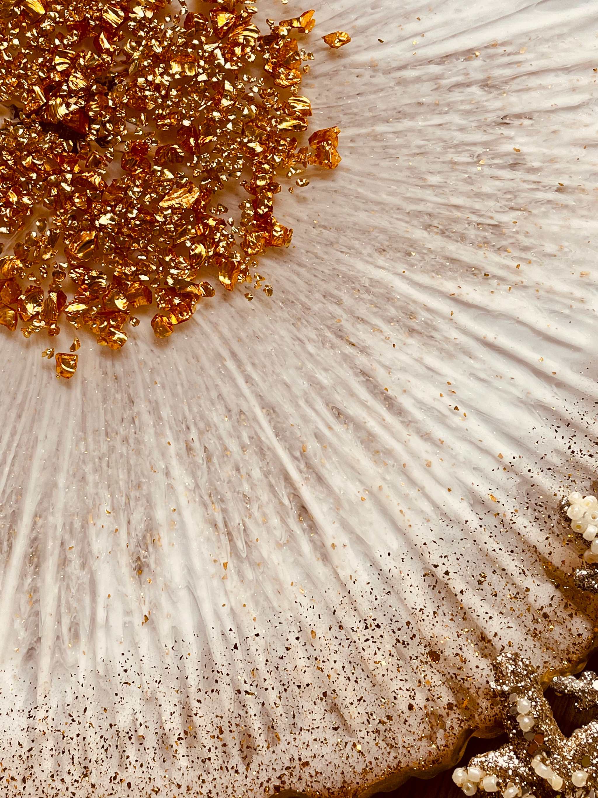 weißes Tablett aus Resin mit goldenen Details und handgefertigtem Design