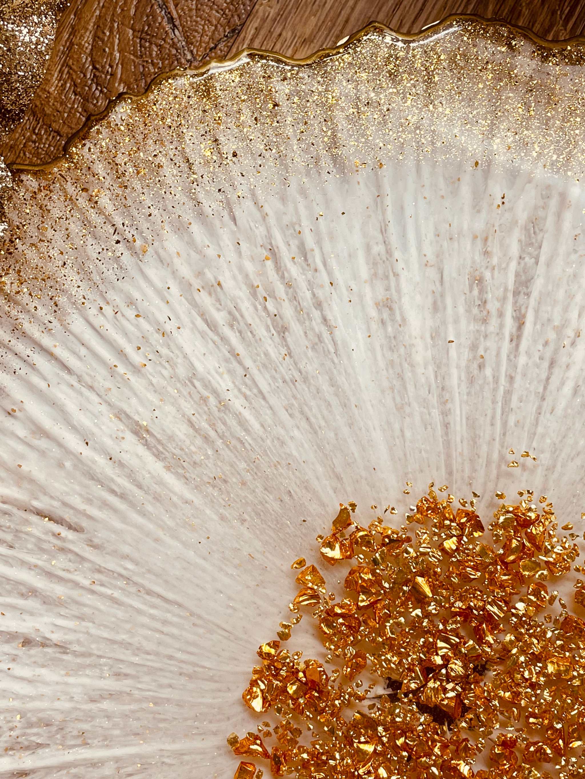 Weißes handgemachtes Resin-Tablett mit goldenen Details und Glitzereffekt, ca. 25 cm Durchmesser