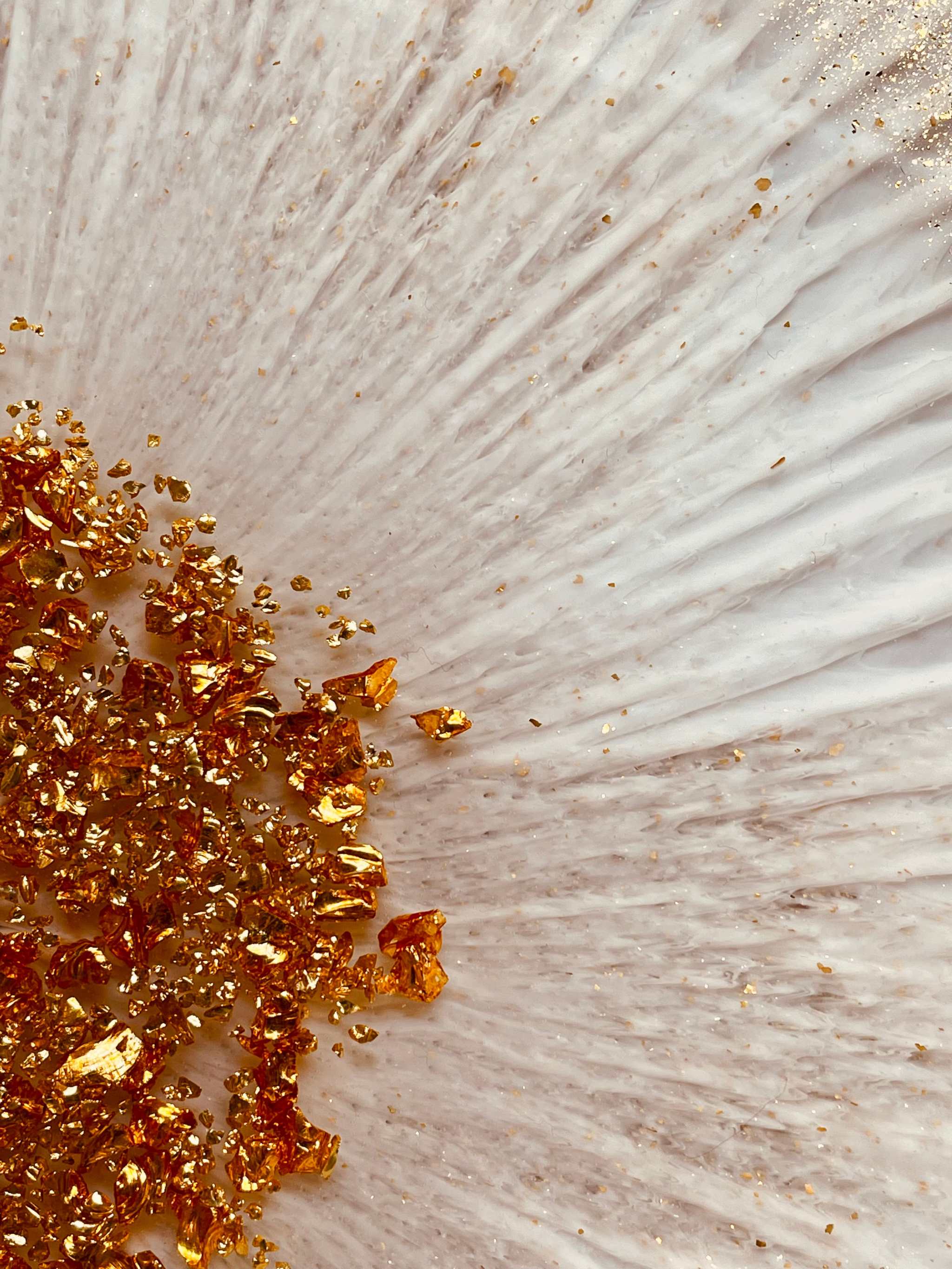 weißes Tablett aus Resin mit goldenen Details handgemacht und einzigartig