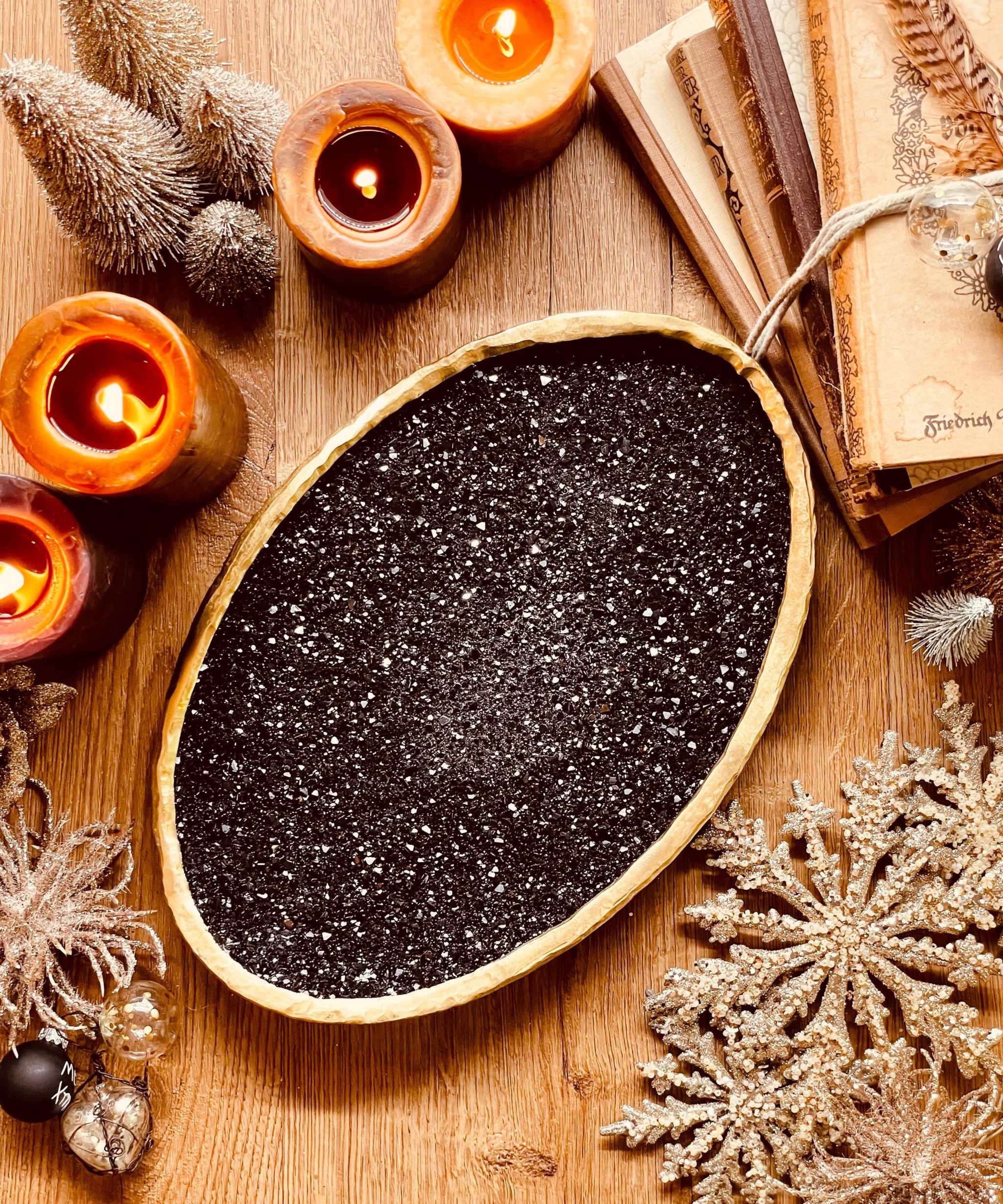Handgemachte schwarze Resin Schale mit goldener Diamantoptik als elegante Dekoration auf Holzuntergrund