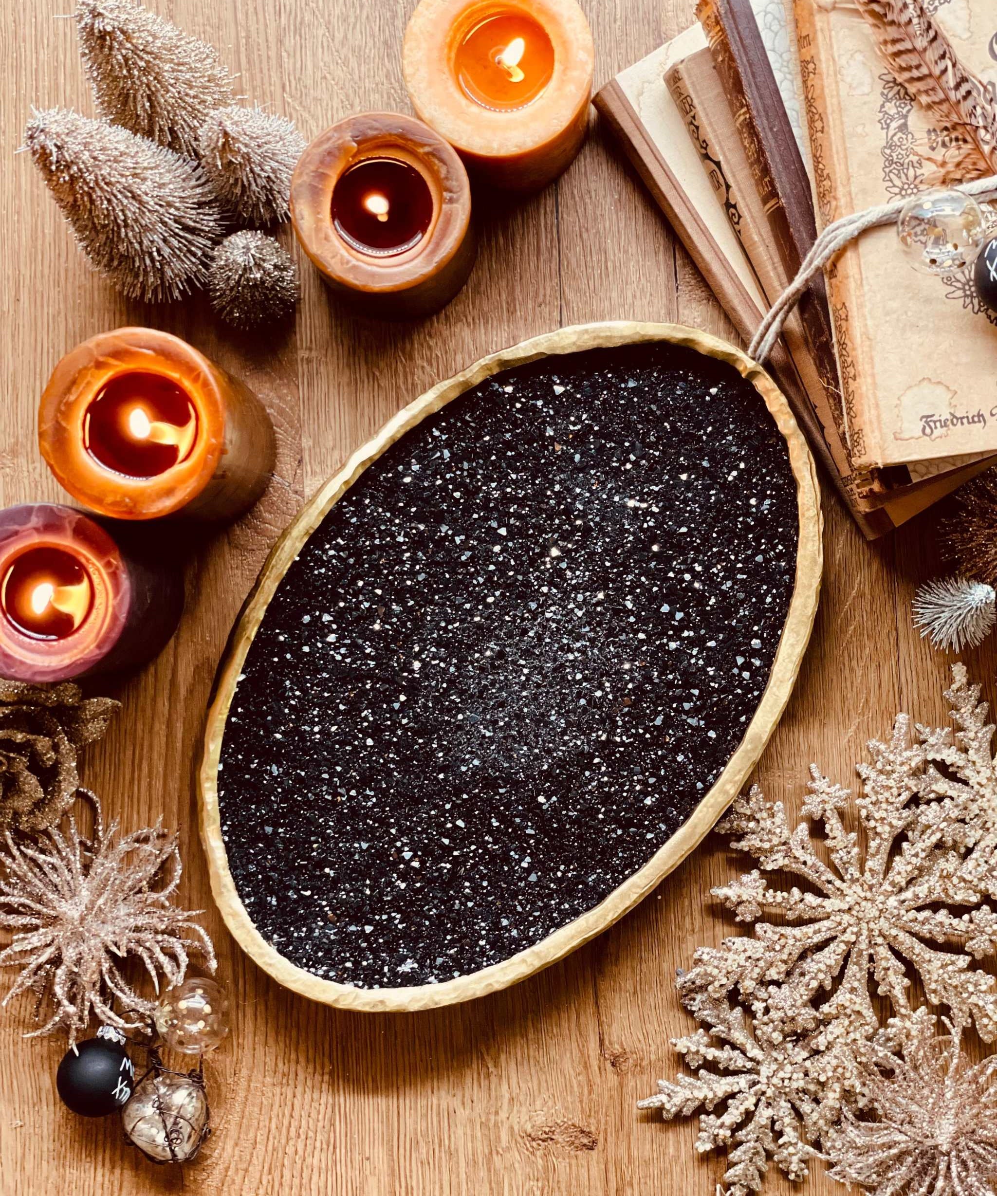 Handgemachte schwarze Schale aus Resin mit goldener Diamantoptik als Dekoration und Geschenk, ca. 30x20 cm groß