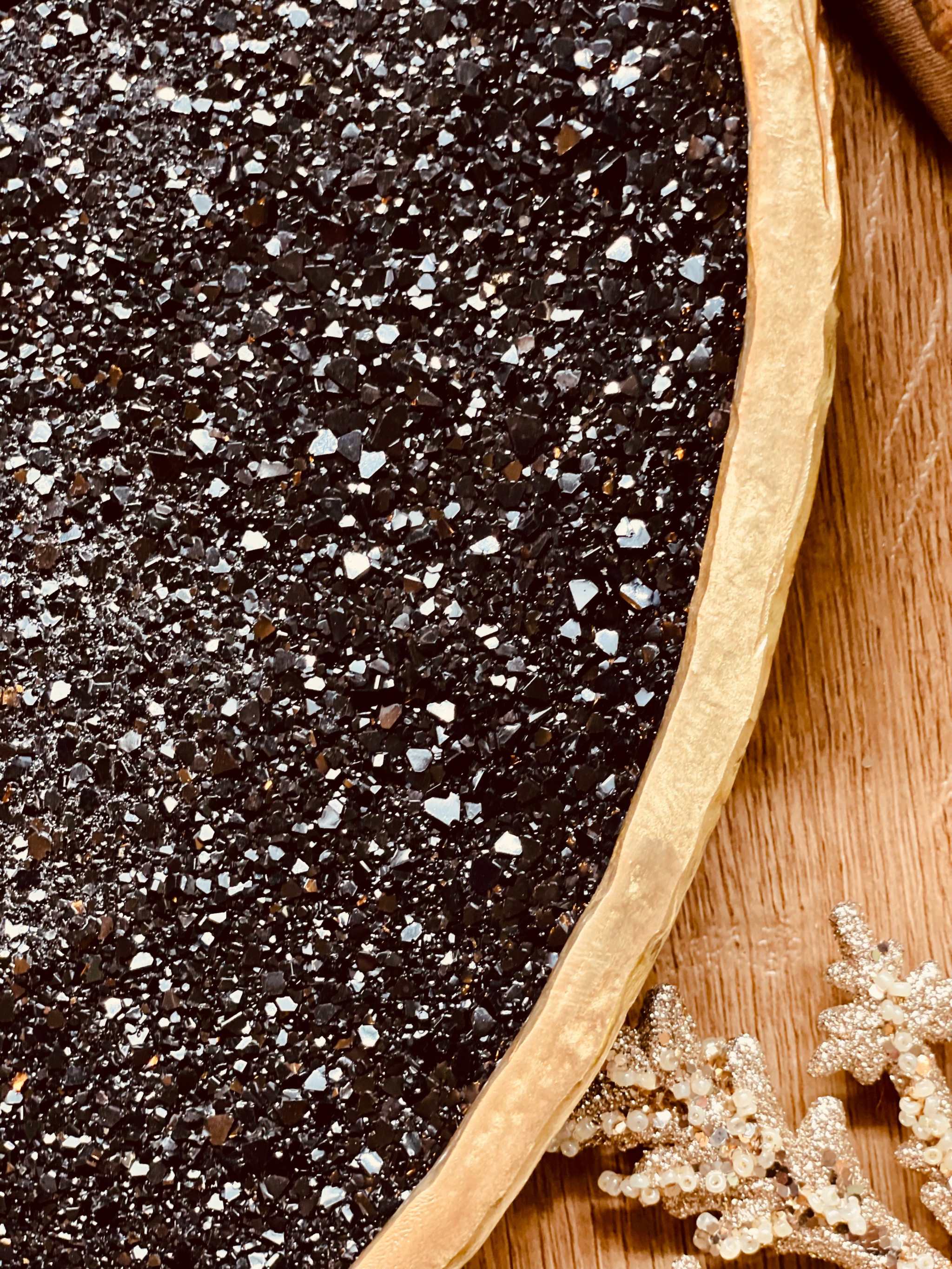 Handgemachte schwarze Resin Schale mit goldenem Diamantlook und goldener Umrandung, 30x20 cm, dekorativ und einzigartig.