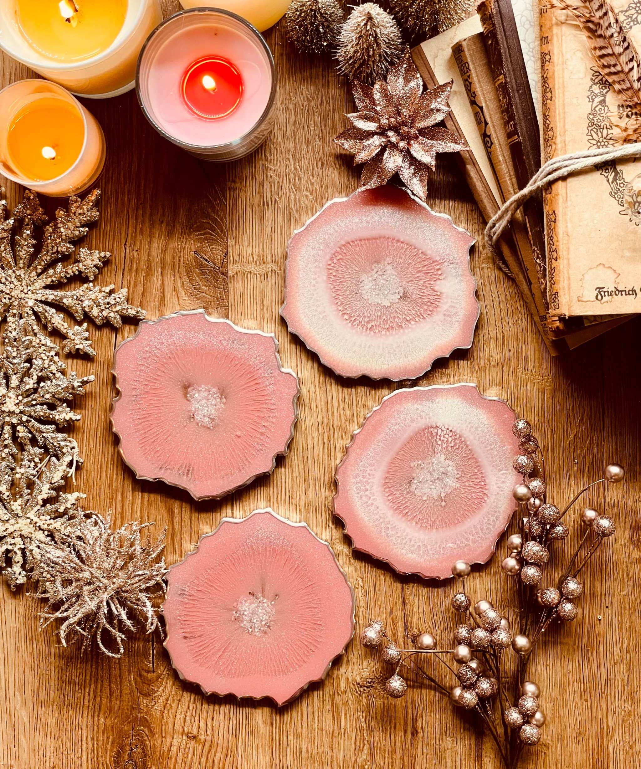 4 handgemachte rosa Untersetzer aus Resin mit silbernen Details auf Holztisch dekoriert