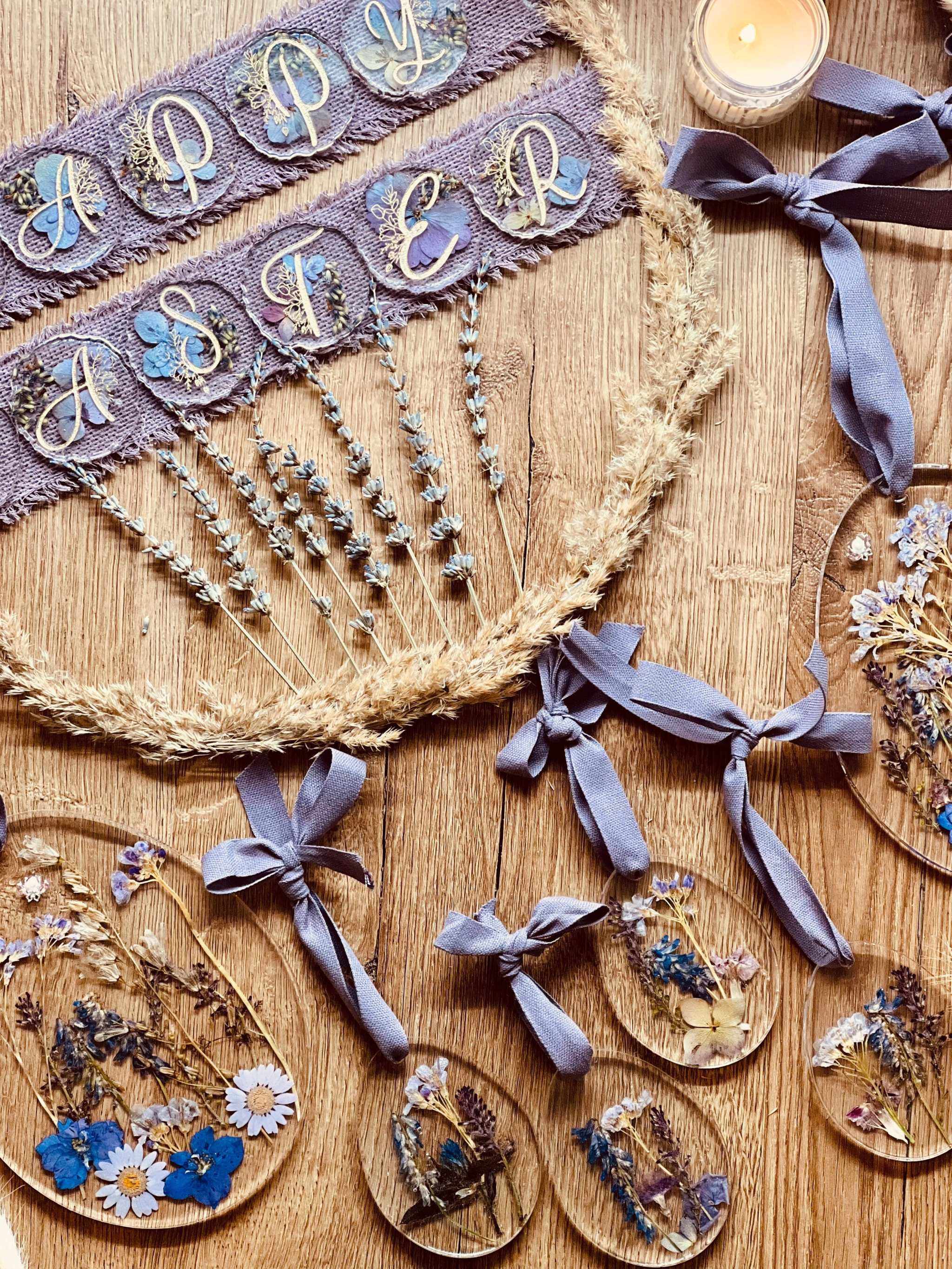 Detailaufnahme des Oster Dekorings mit Ostereiern aus Resin, filigranen Trockenblumen und Metallring – elegante Frühlingsdeko.