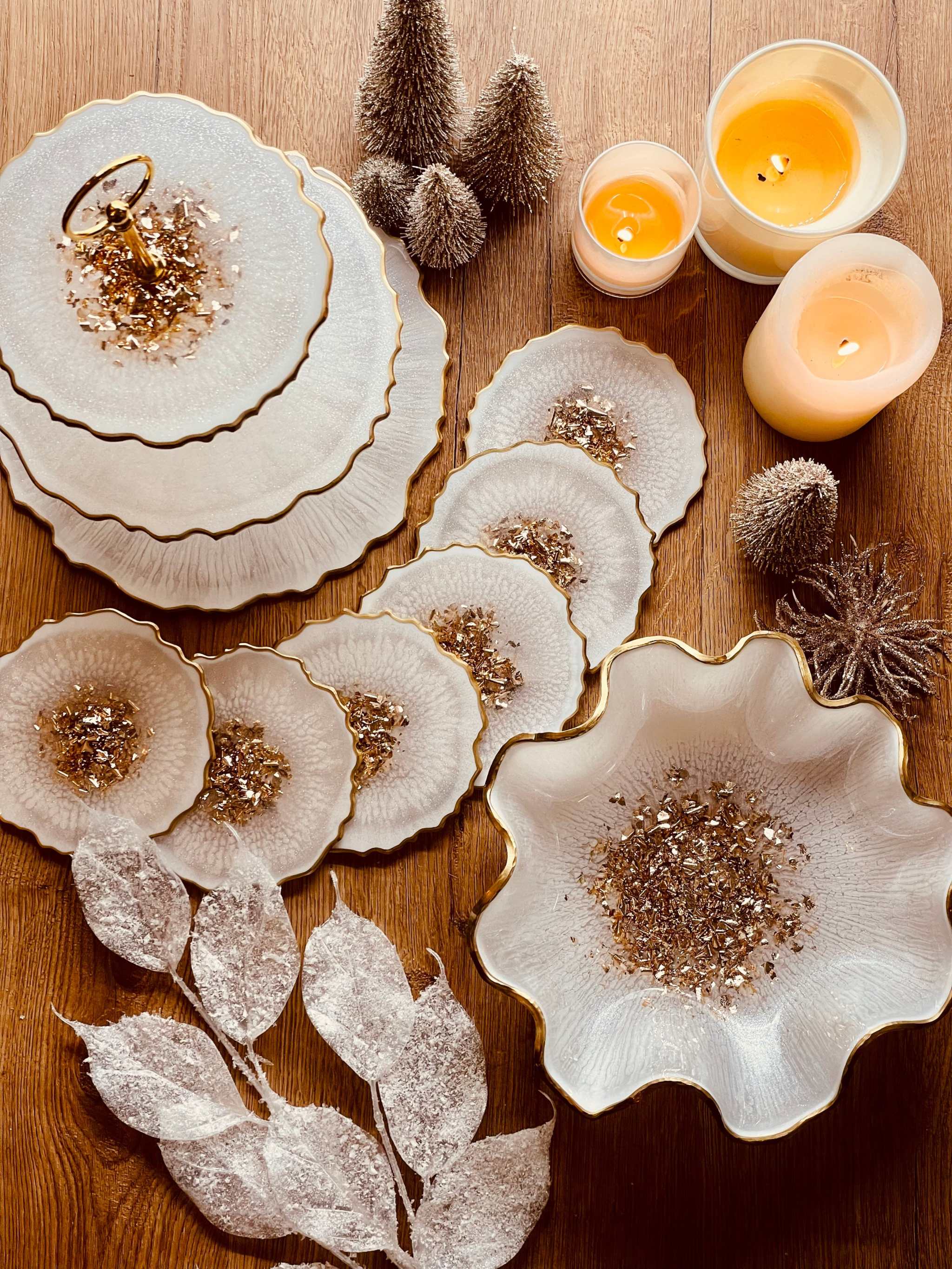 Handgemachte Deko Sets aus Resin mit goldenen Akzenten, individuellen Formen und weihnachtlicher Dekoration auf Holztisch