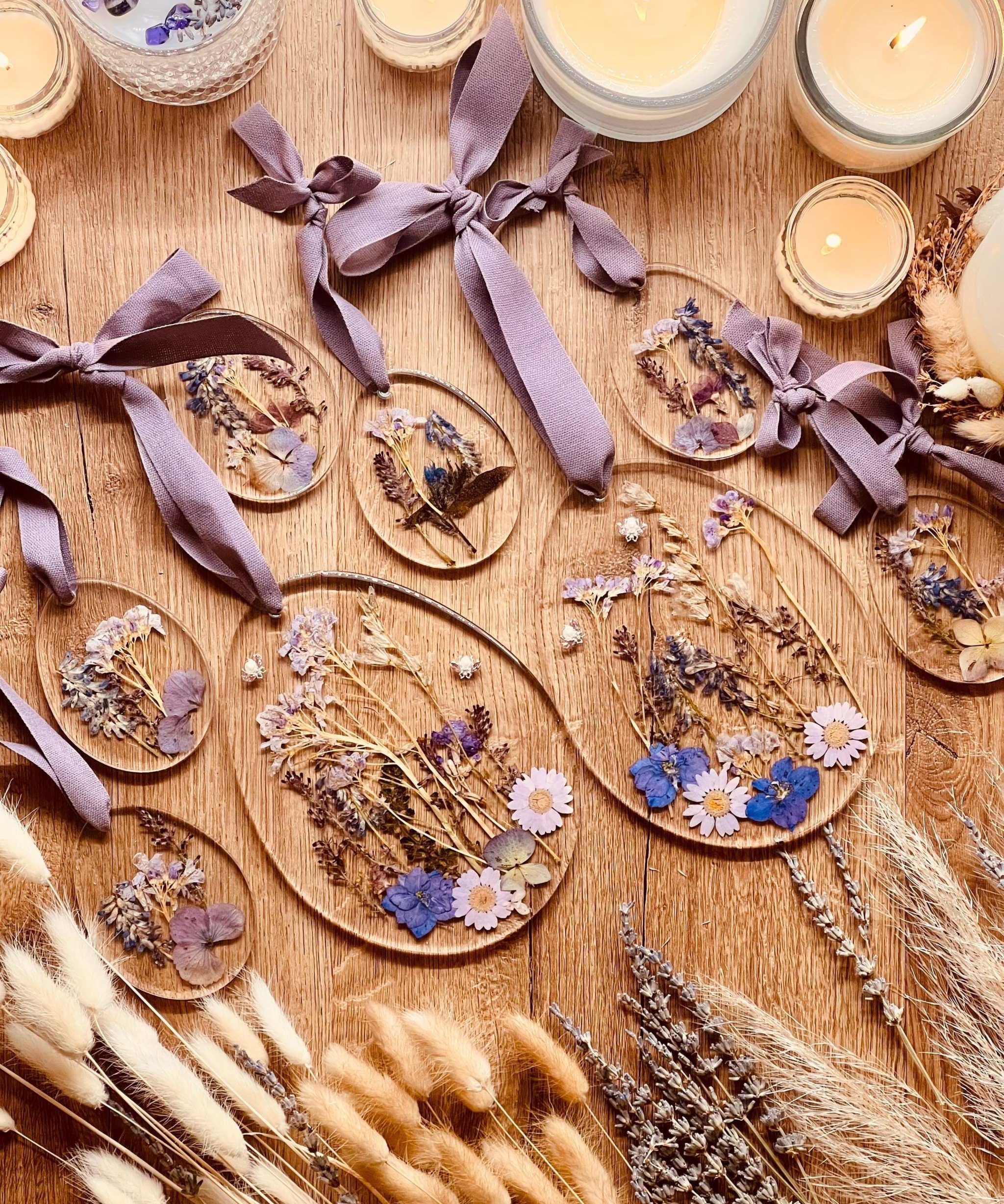 Handgemachte Ostereier-Anhänger aus Resin mit echten Pflanzen, bestehend aus 2 großen und 8 kleinen Anhängern, auf Holzuntergrund dekoriert.