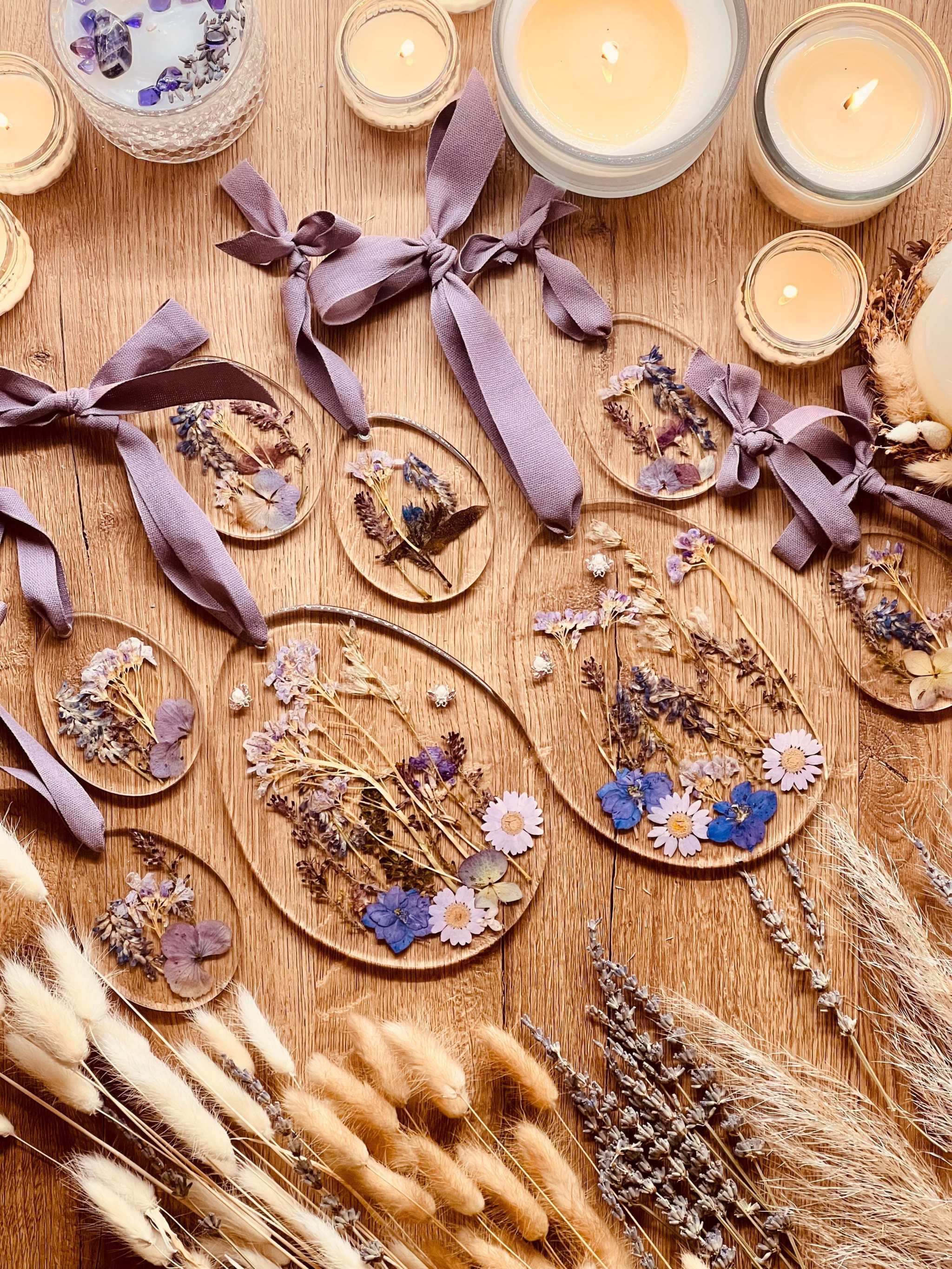 Handgemachte Ostereier-Anhänger aus Resin mit echten Pflanzen, bestehend aus 2 großen und 8 kleinen Anhängern, auf Holzuntergrund dekoriert.