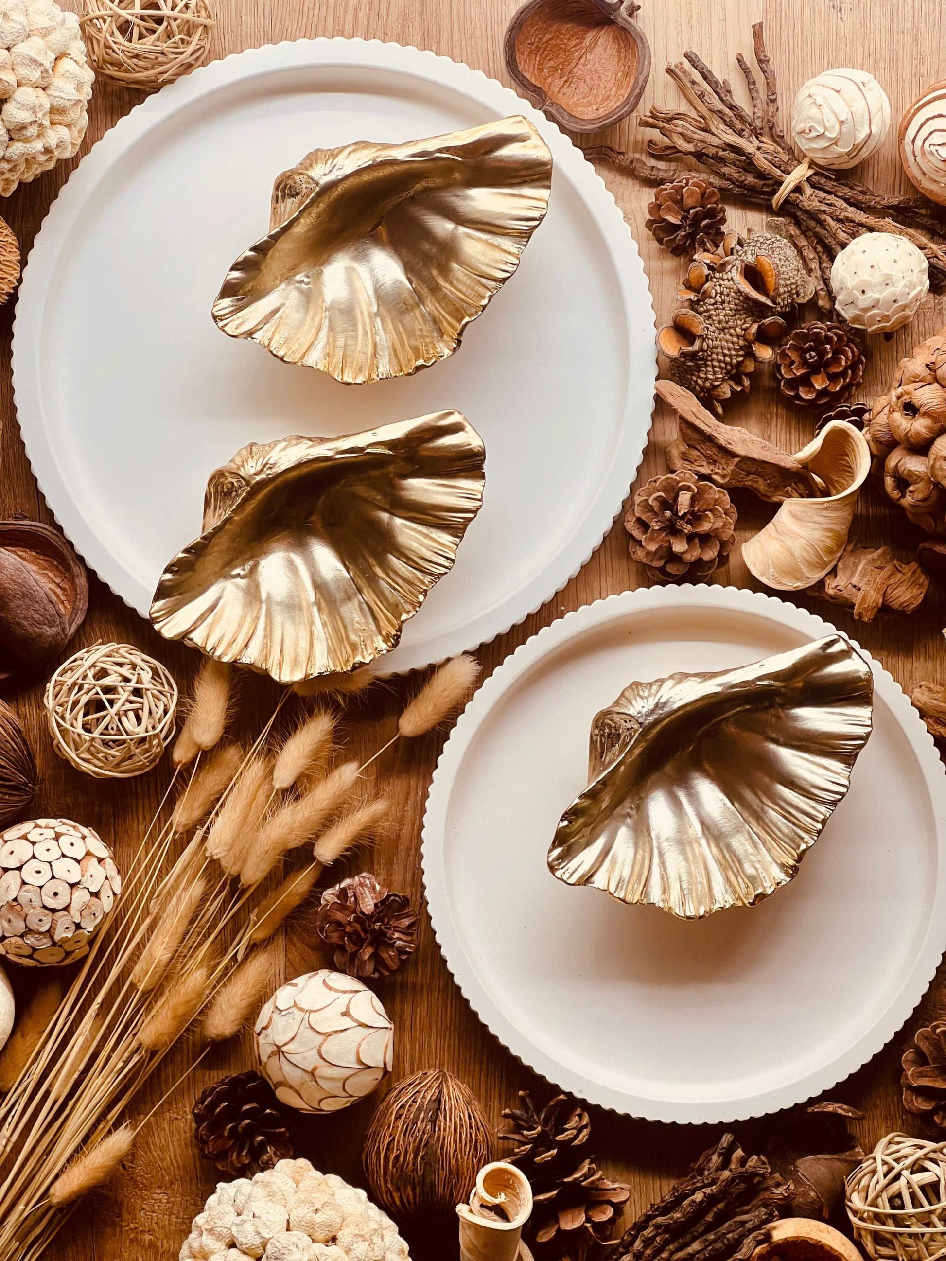 Goldene Keramik-Muschel mit Kokosduft-Kerze, ideal als besonderes Geschenk und tropisch-eleganter Dekoakzent