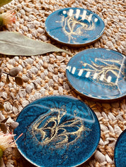 4 Untersetzer aus Resin blau mit goldenen Details handgemacht rund je ca. 10 cm Durchmesser