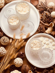 Parfum-Duftkerze im Glas mit großer Wachsrose als Design-Highlight – ein luxuriöses Geschenk und elegantes Dekoelement.