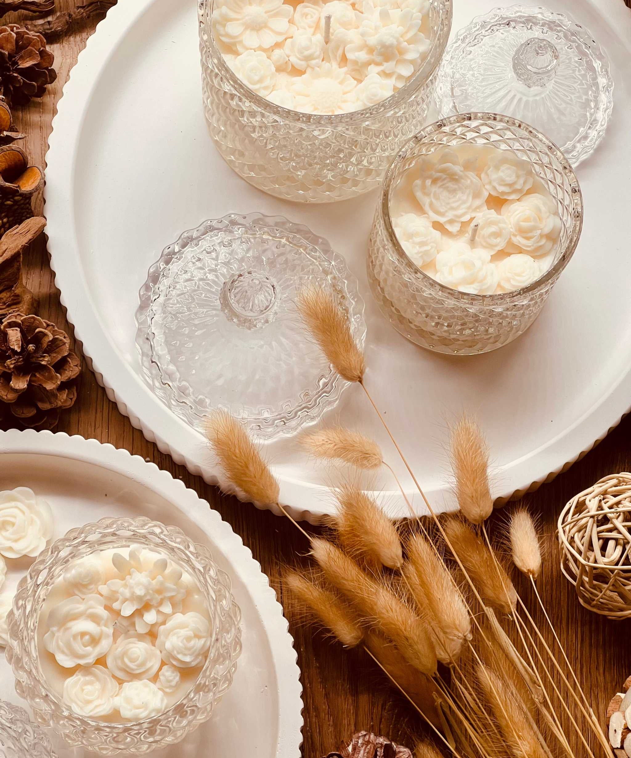 Duftkerze im Glas mit intensiver Parfumnote und dekorativer Wachsrose – ideal als stilvolles Geschenk und Hingucker