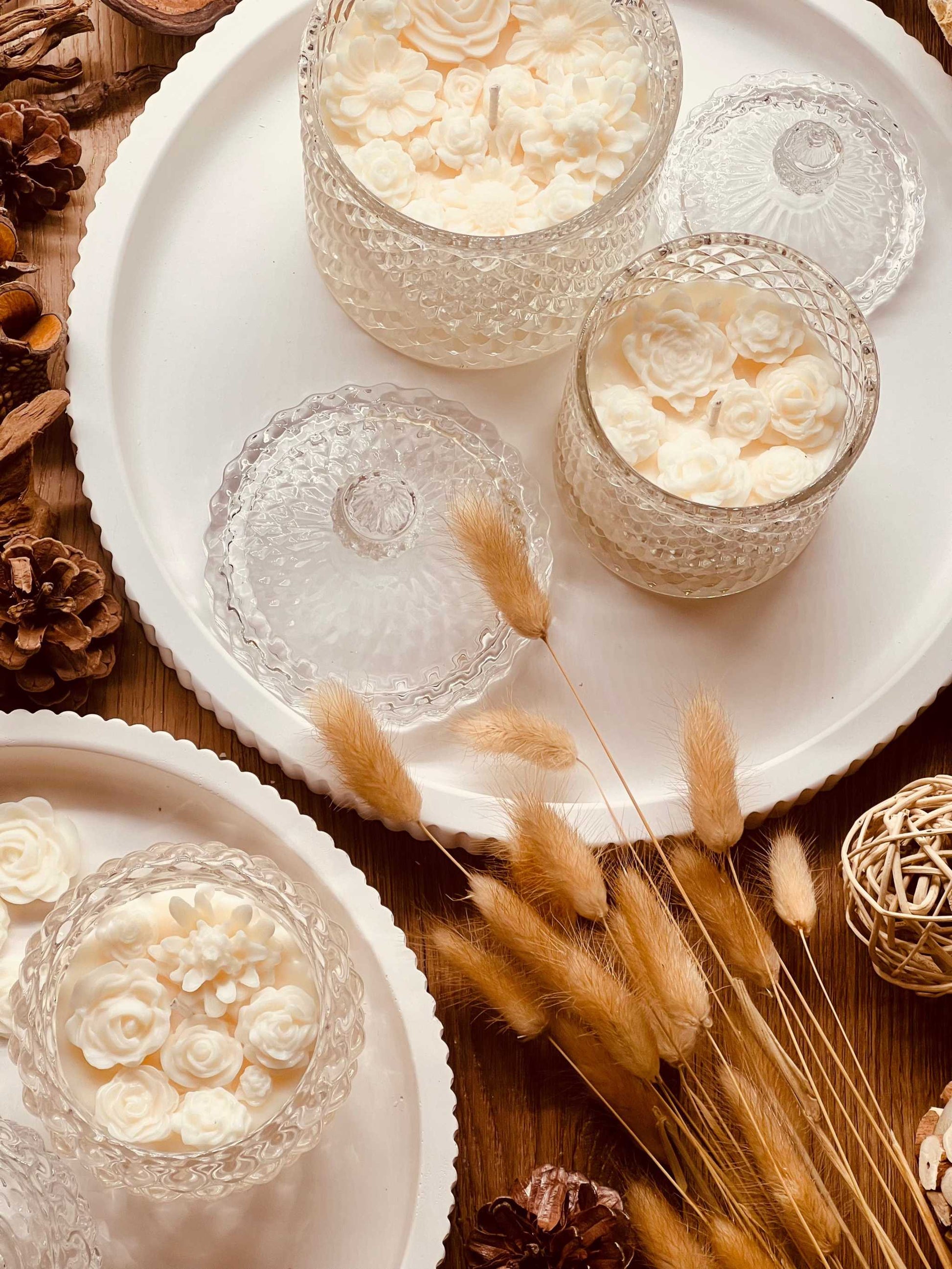 Duftkerze im Glas mit intensiver Parfumnote und dekorativer Wachsrose – ideal als stilvolles Geschenk und Hingucker