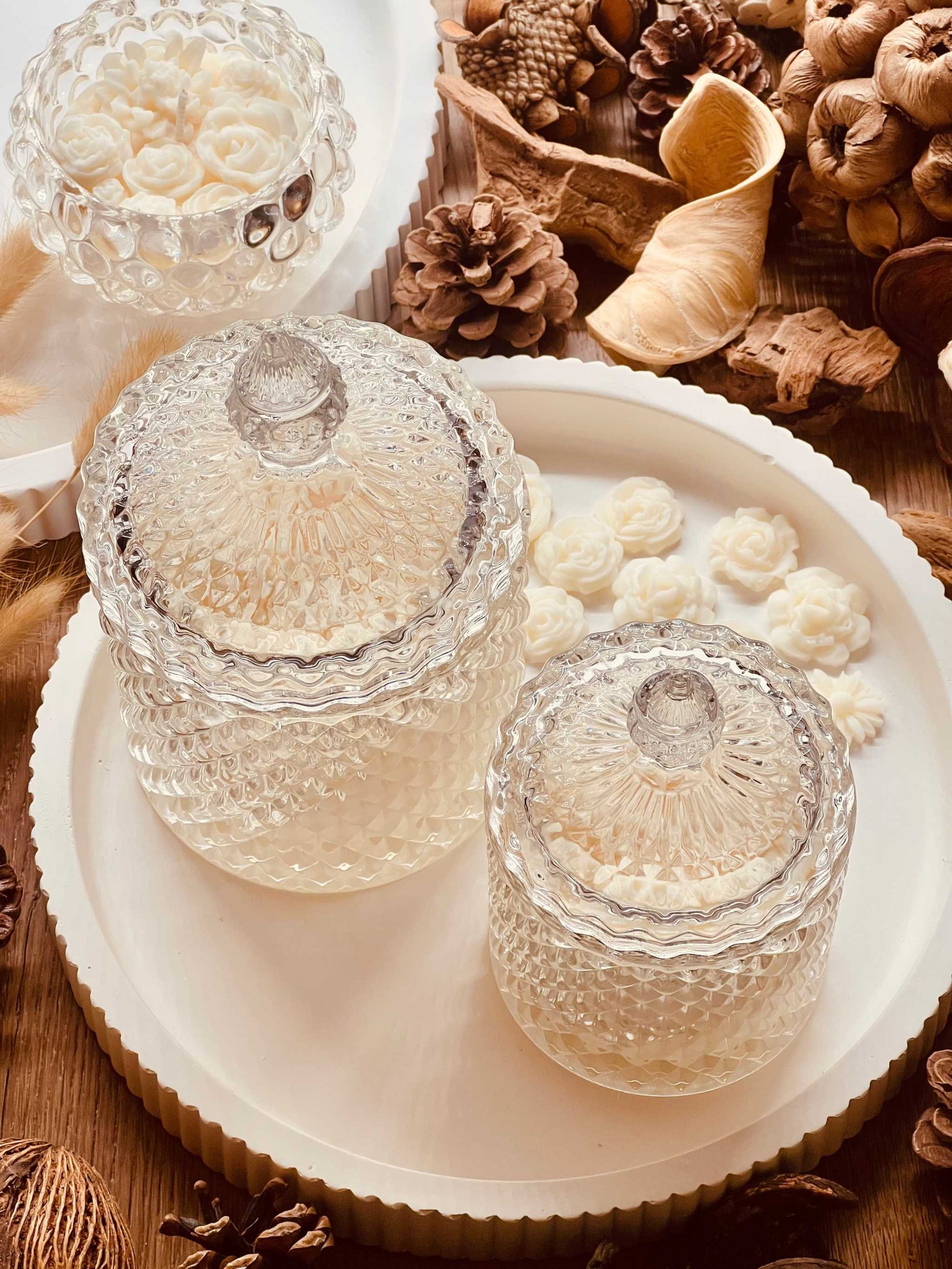Elegante Parfum-Duftkerze im Glas mit großer Wachsrose – ein besonderes Geschenk und dekorativer Raumduft