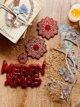 Weihnachtliche Deko - 2 Untersetzer aus Resin in Rot mit Gold