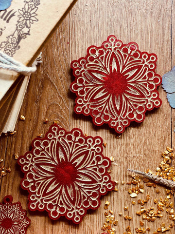 Weihnachtliche Deko - 2 Untersetzer aus Resin in Rot mit Gold