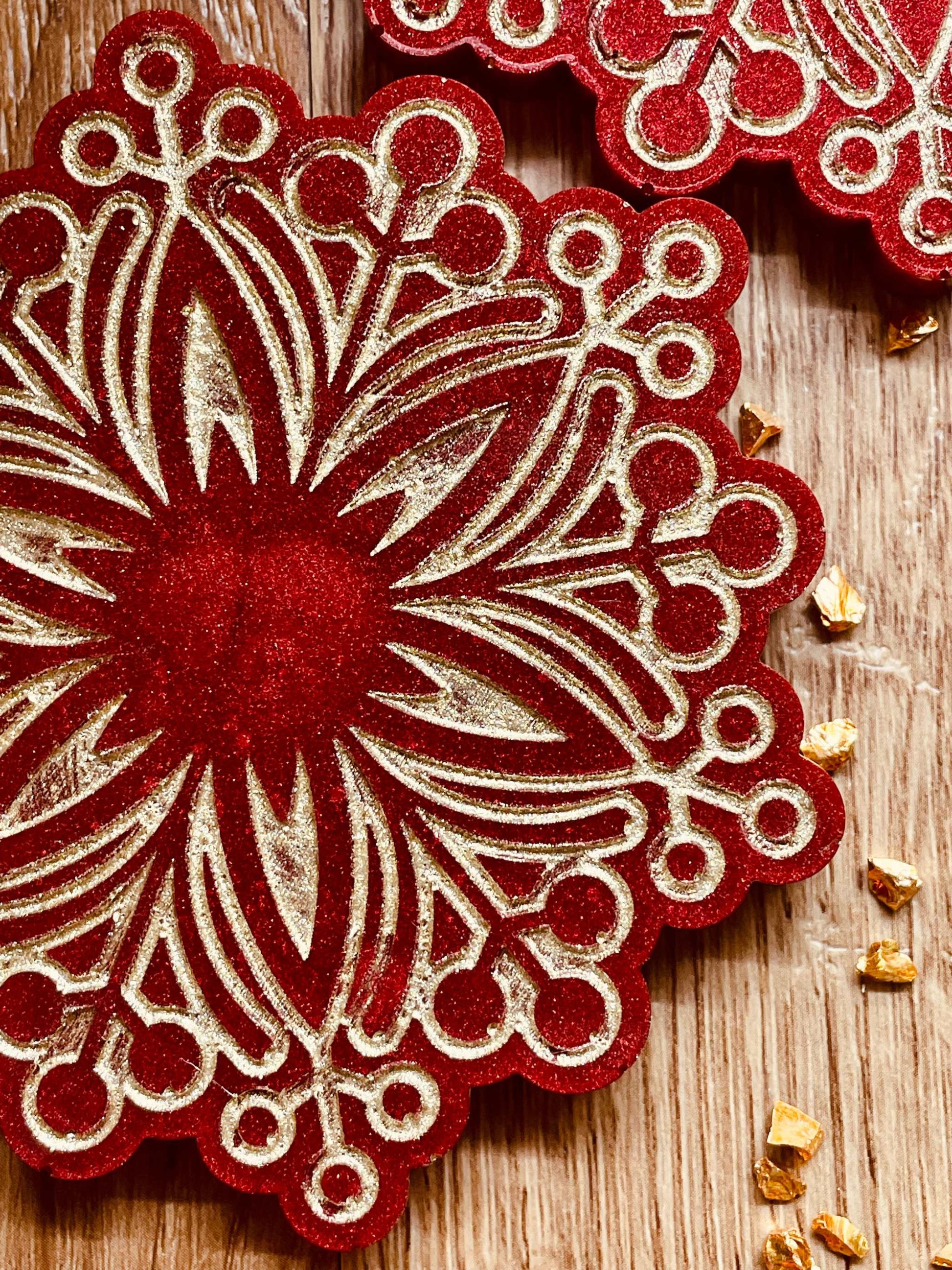 Weihnachtliche Deko: rote und goldene Resin-Untersetzer, 2-teiliges Set.