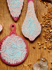 Weihnachtsbaumanhänger aus Resin in Pink mit Silber, 4-teiliges Set.