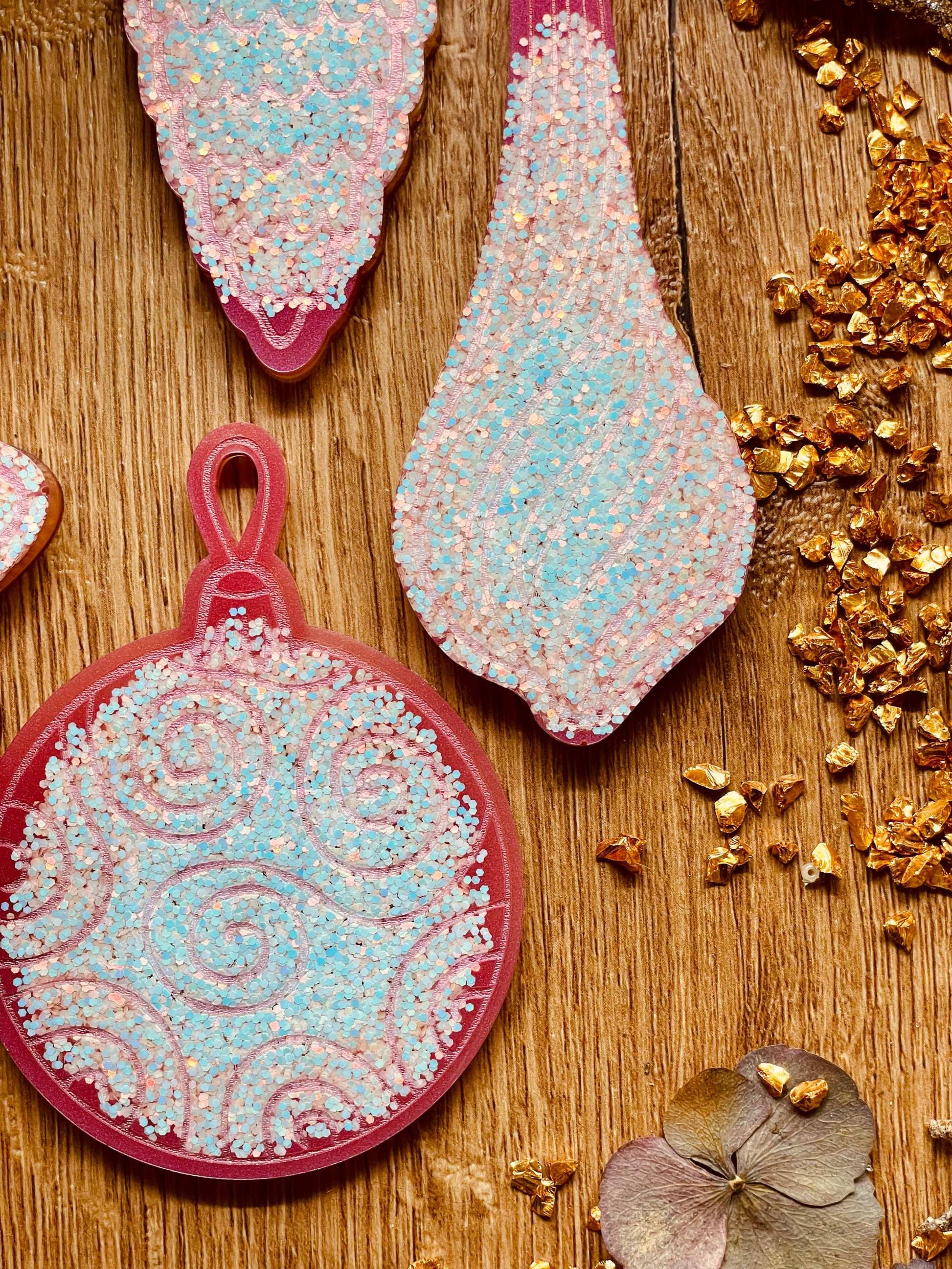 Weihnachtsbaumanhänger aus Resin in Pink mit Silber, 4-teiliges Set.