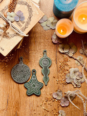 Weihnachtsbaumanhänger aus grünem Resin mit silber, Handgemachte Anhänger Set.