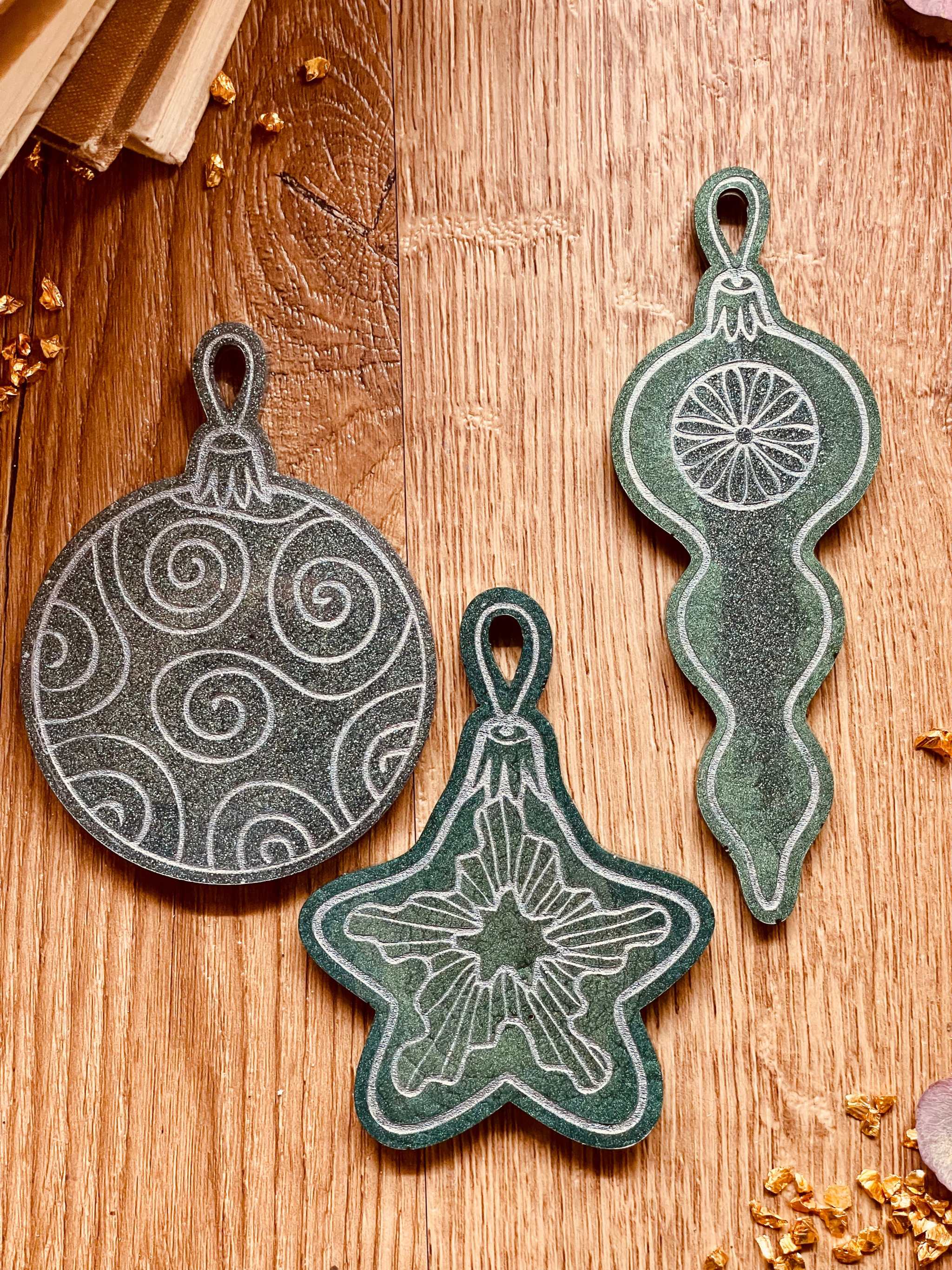 Weihnachtsbaumanhänger aus Resin in Grün und Silber, Set von 3, handgemachte Weihnachtsdekoration.