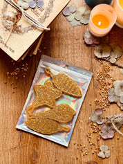4 handgemachte goldene Weihnachtsbaumanhänger aus Resin in verschiedenen Formen als festliche Dekoration