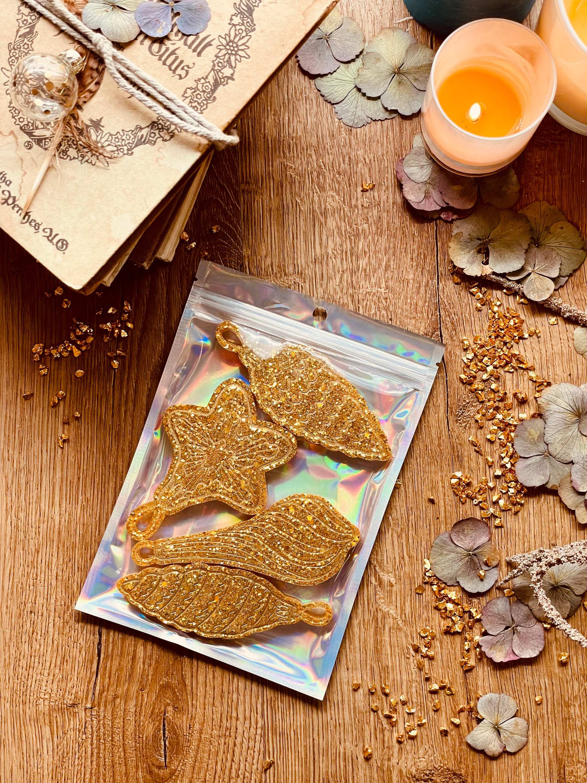 4 handgemachte goldene Weihnachtsbaumanhänger aus Resin in verschiedenen Formen als festliche Dekoration