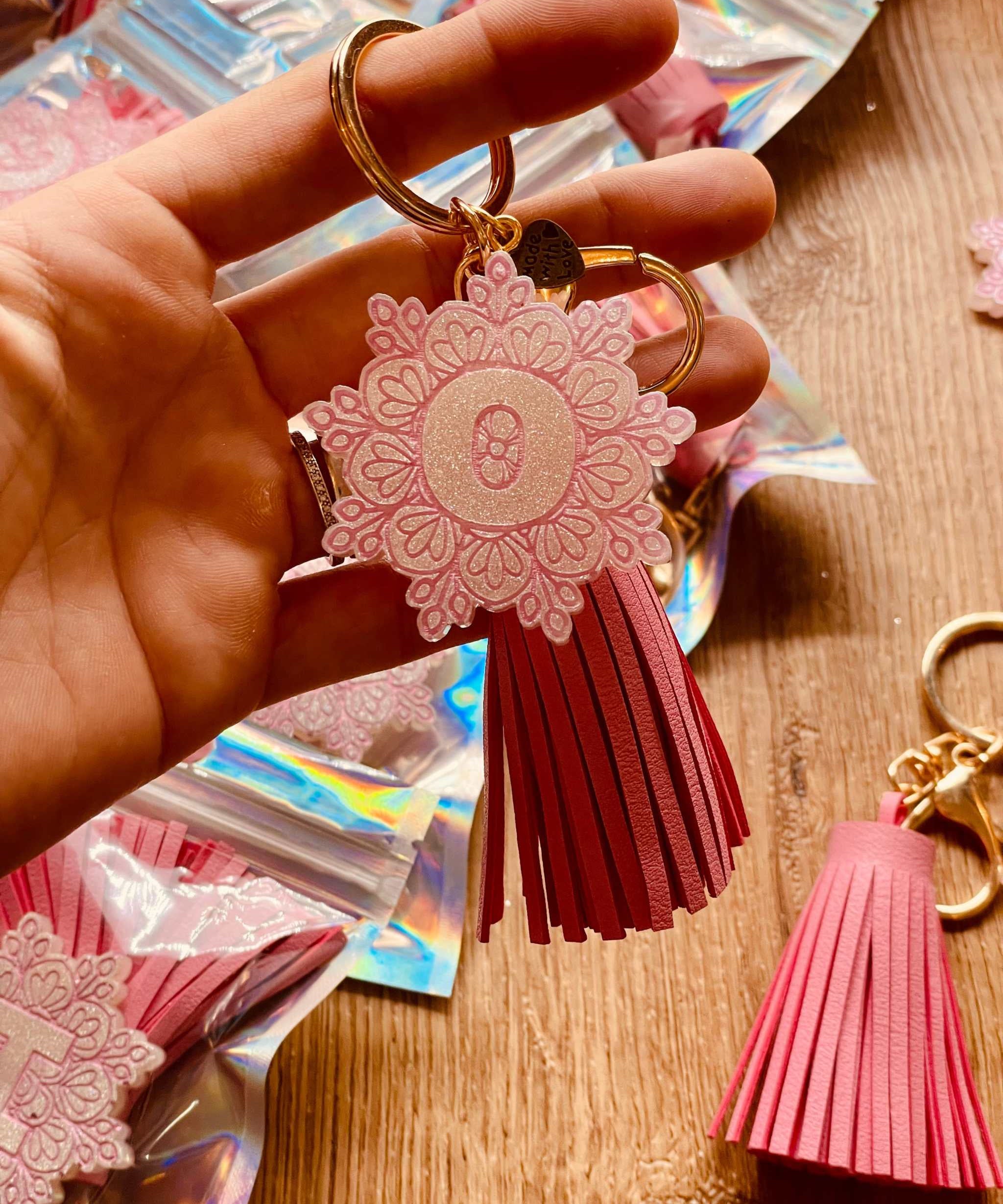 Einzigartiger Designer Schlüsselanhänger mit Mandala Muster in Rosa und Weiß, hochwertiges Resin, handgefertigt, ideales Geschenk für Mandala-Liebhaber.
