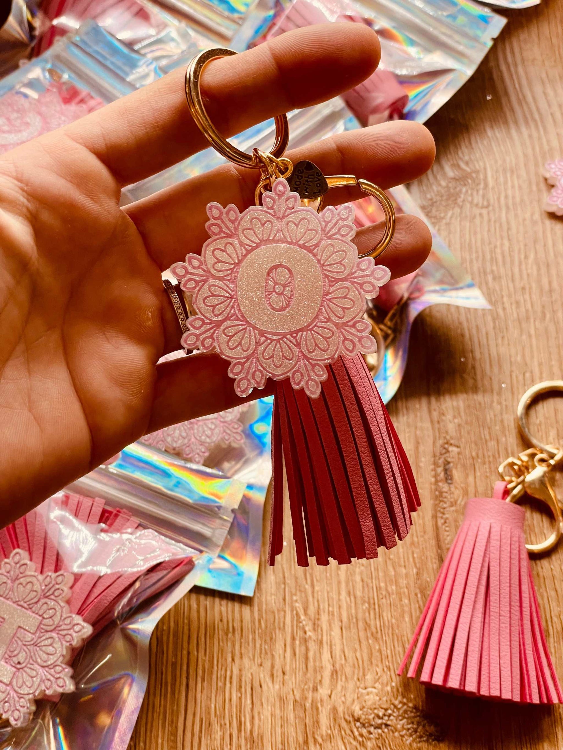 Einzigartiger Designer Schlüsselanhänger mit Mandala Muster in Rosa und Weiß, hochwertiges Resin, handgefertigt, ideales Geschenk für Mandala-Liebhaber.
