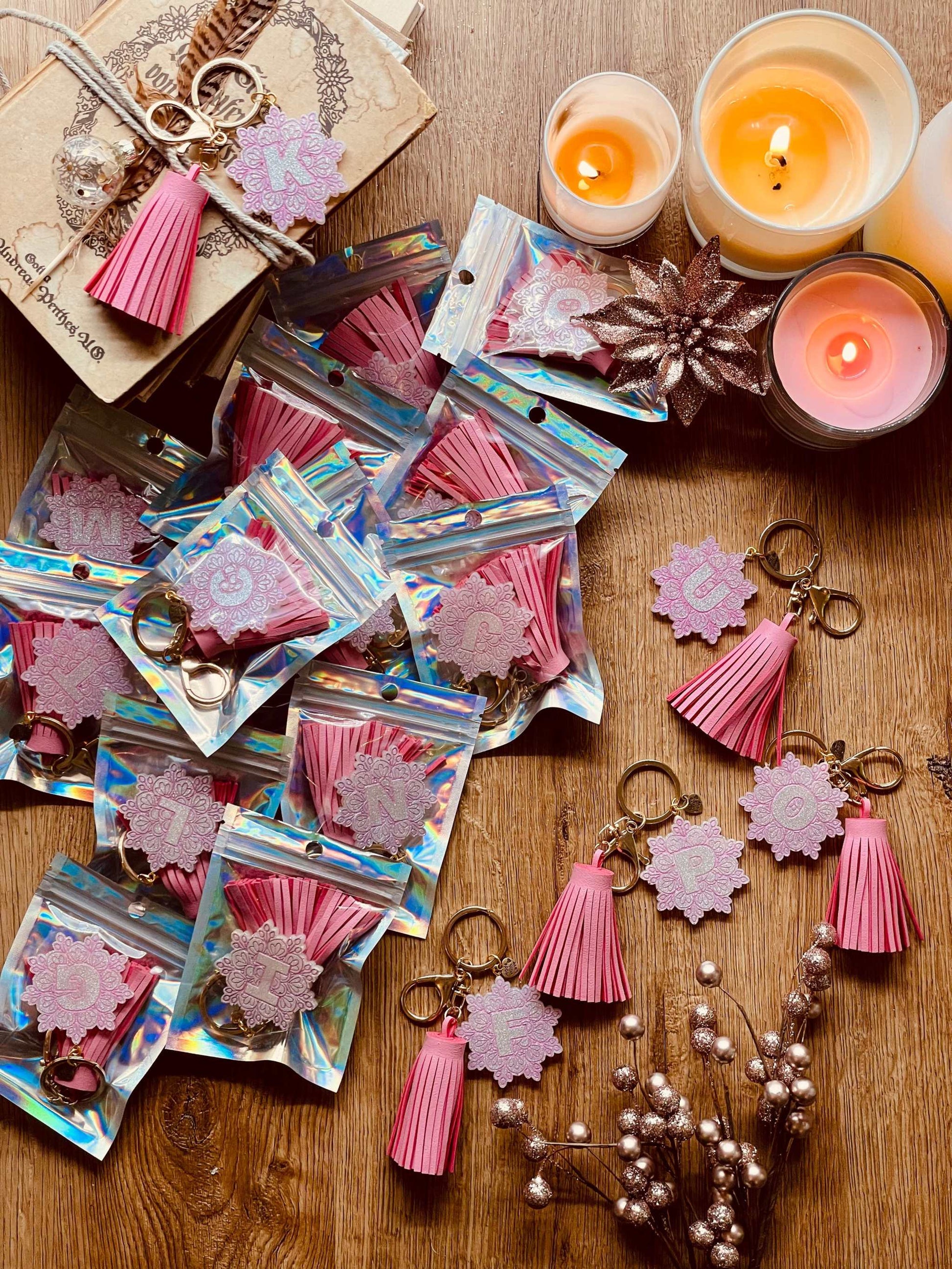 Einzigartiger Designer Schlüsselanhänger mit Mandala Muster in Rosa und Weiß, hochwertiges Resin, handgefertigt, ideales Geschenk für Mandala-Liebhaber.

Resin Designer Schlüsselanhänger im rosa-weißen Mandala Design, handgefertigtes Unikat, stilvolles Accessoire für jeden Schlüsselbund.
