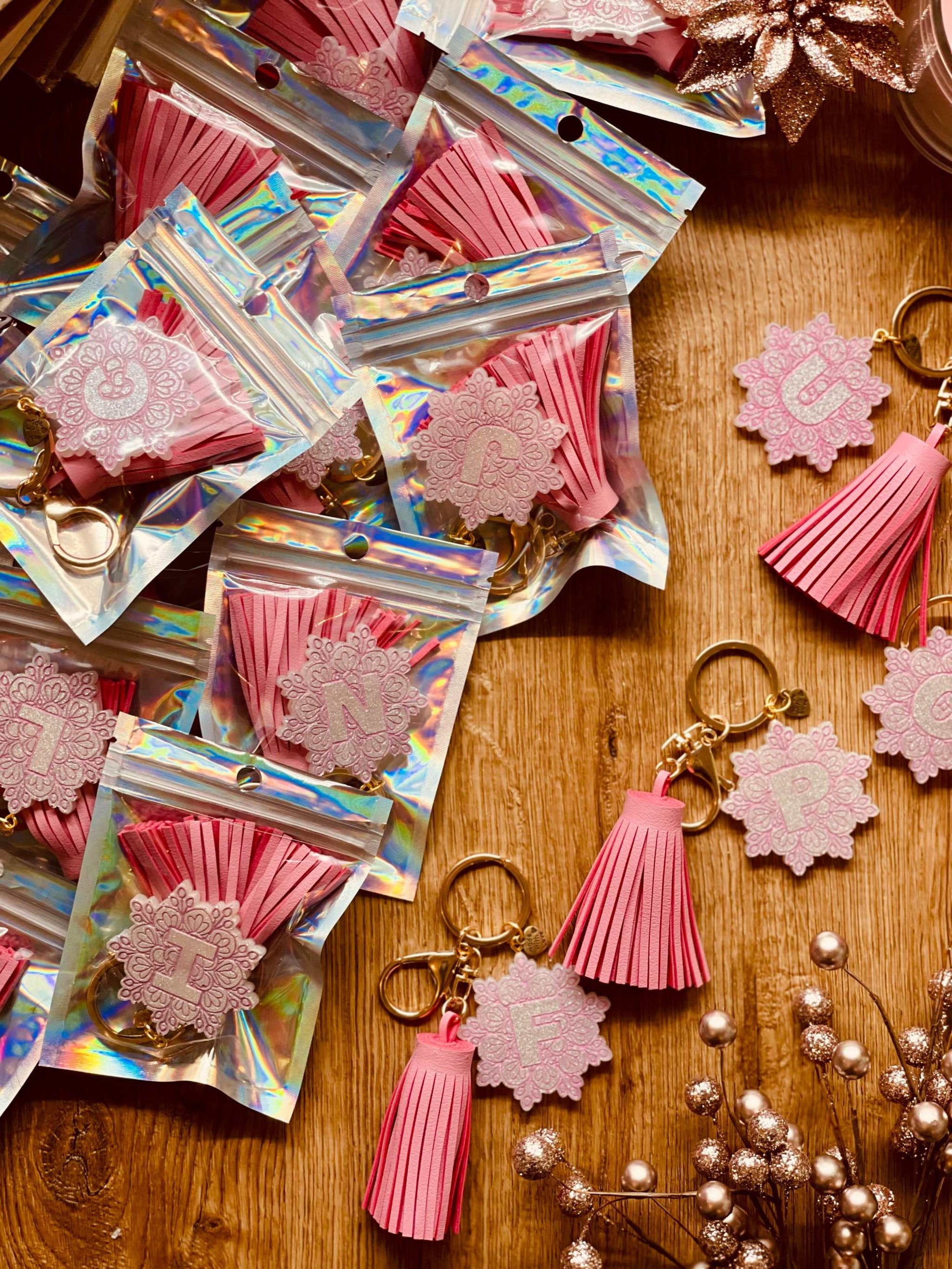 Mandala Designer Schlüsselanhänger in Rosa und Weiß, aus Resin, handgefertigt, einzigartiges Design, perfekte Geschenkidee für Freunde und Familie.