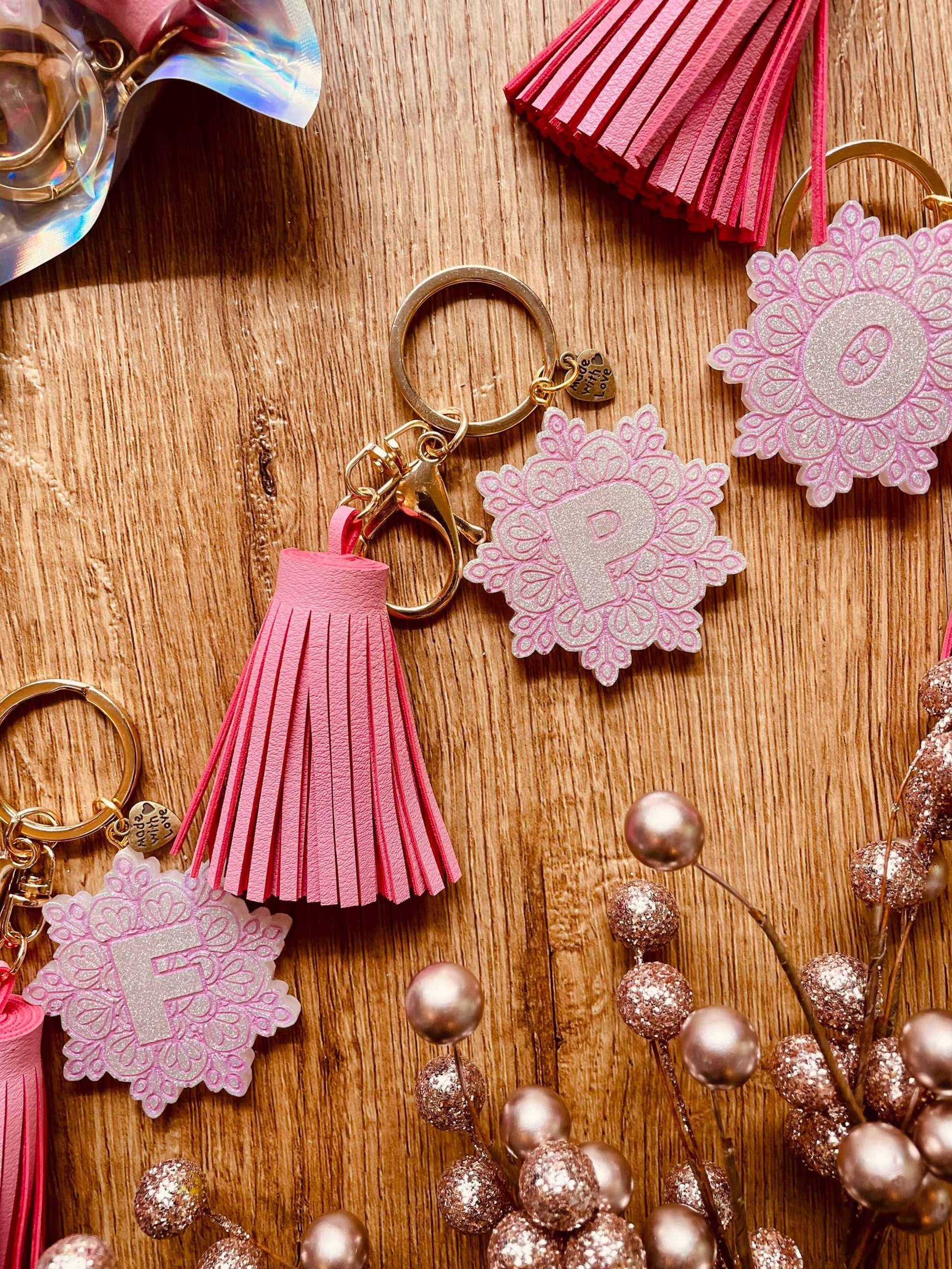 Handgefertigter Resin Designer Schlüsselanhänger mit rosa-weißem Mandala Muster, einzigartiges Unikat, stilvolles Accessoire für den Alltag.