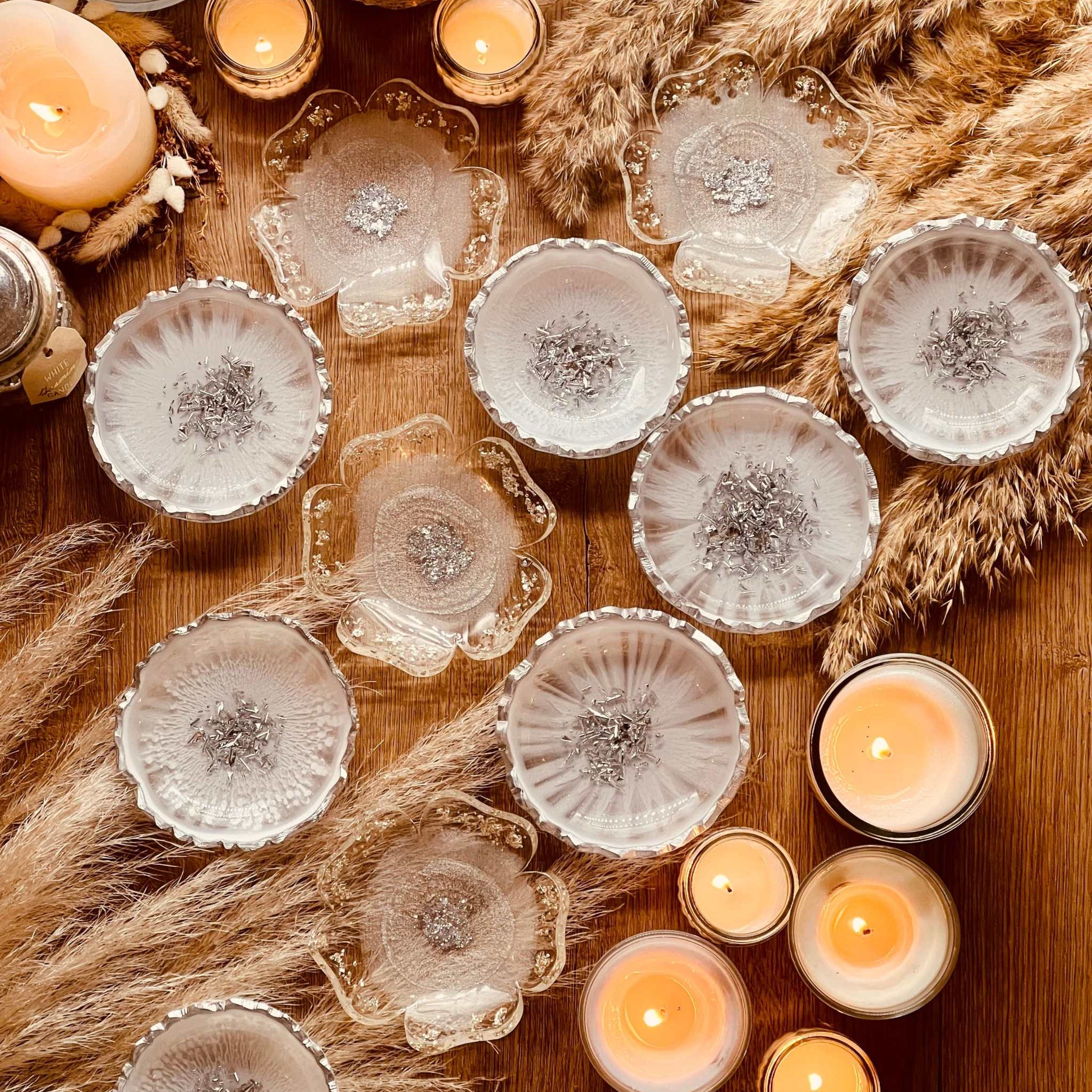 Jewelry bowls made of resin in white with silver