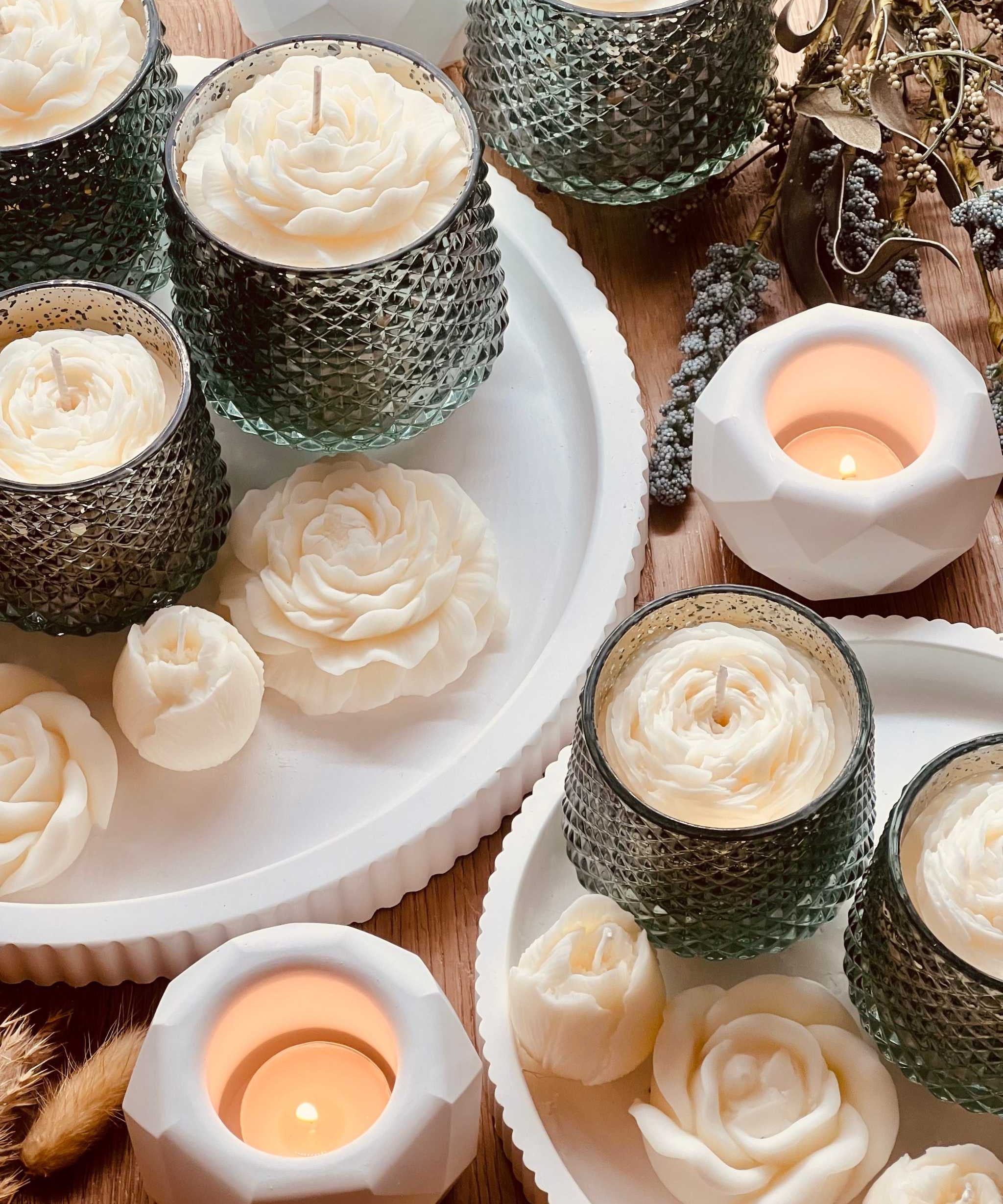 
Handgemachte Duftkerze im mintfarbenen Kerzenglas mit Wachspfingstrose – ein besonderes Geschenk und eleganter Blickfang