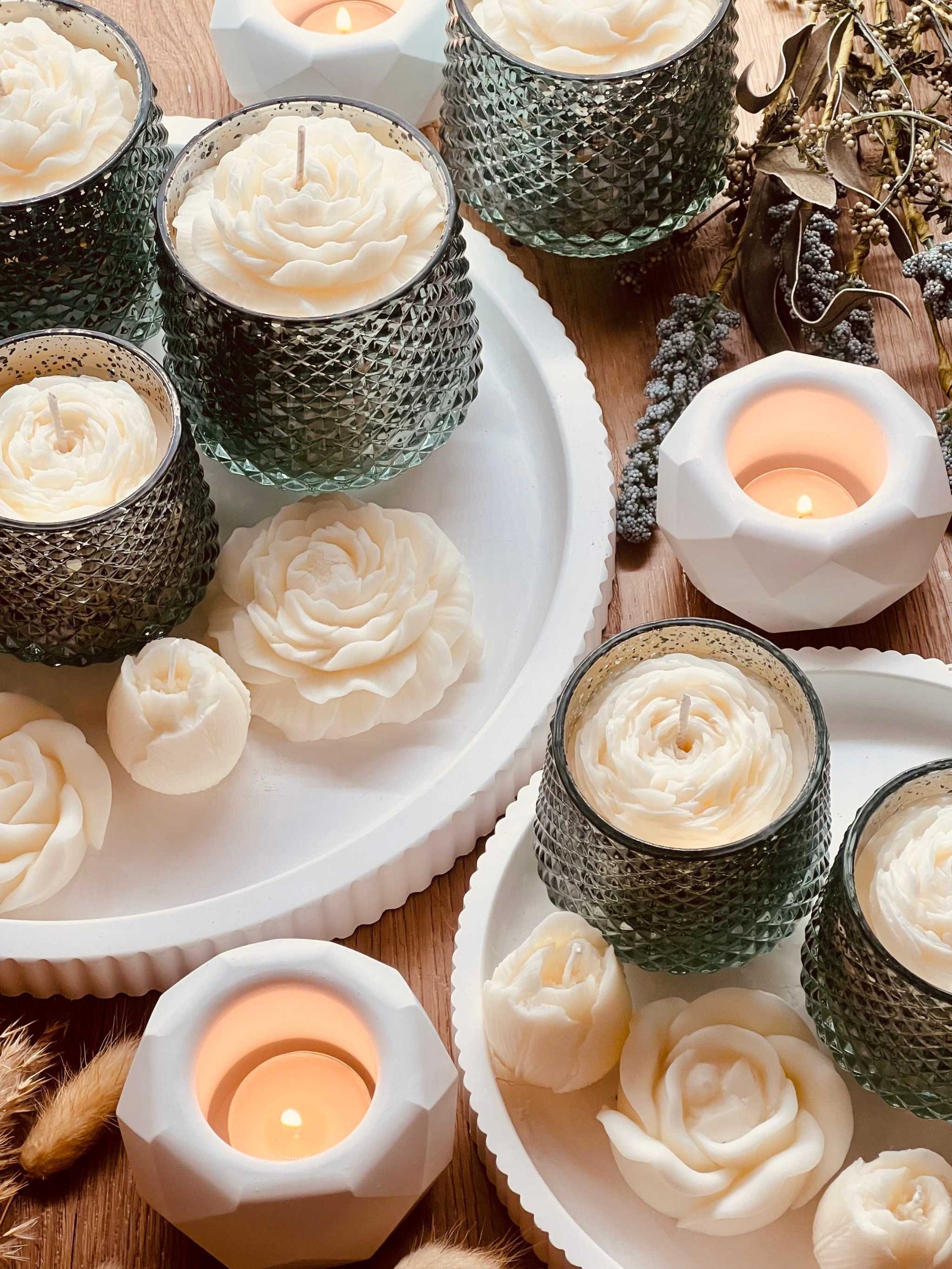 
Handgemachte Duftkerze im mintfarbenen Kerzenglas mit Wachspfingstrose – ein besonderes Geschenk und eleganter Blickfang