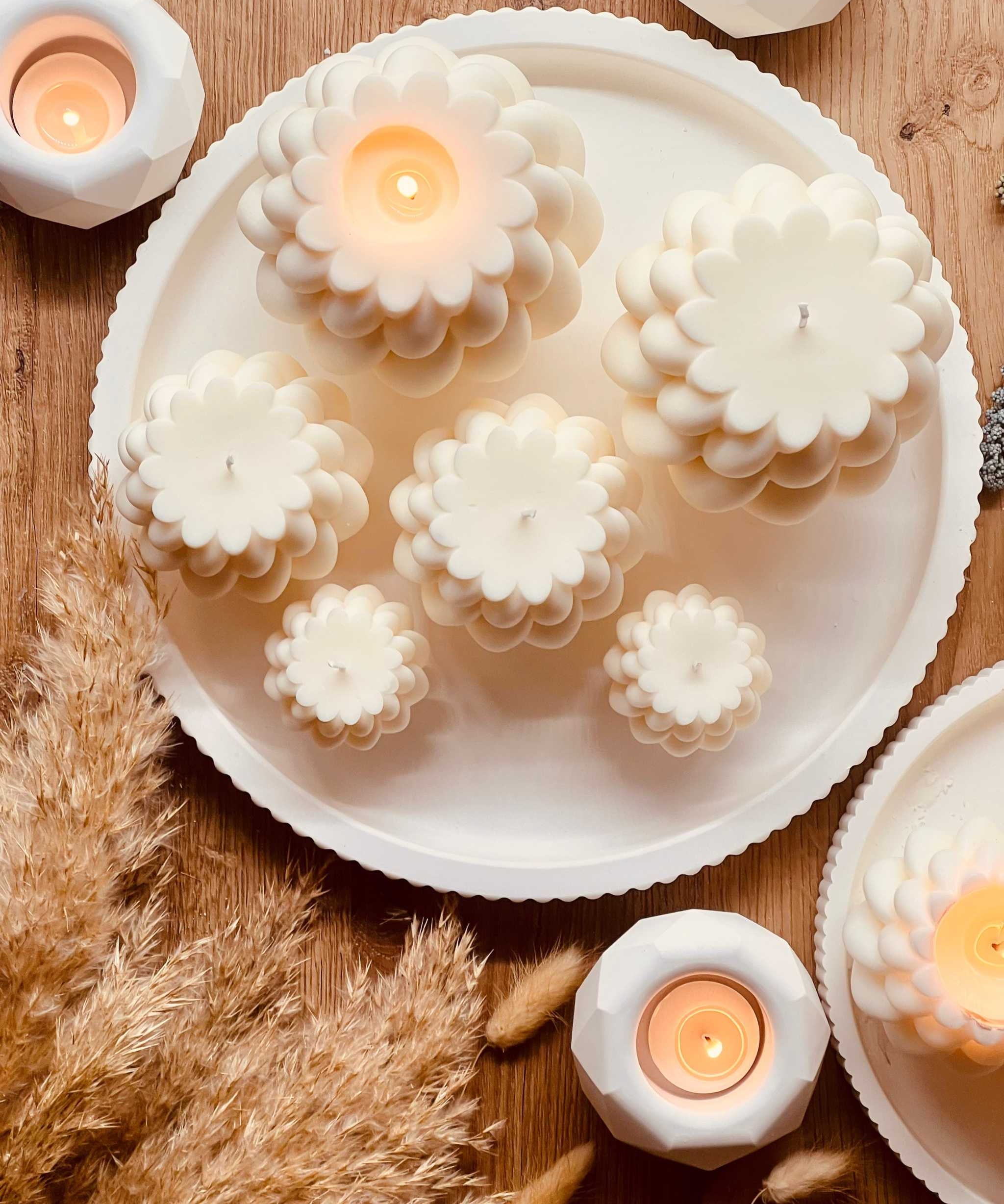 Besonders geformte Rapswachskerze, vegan und umweltschonend – ein ideales Geschenk für stilvolle und natürliche Dekoration. Die Kerzen werden mit handgemachten, weissen Tabletts aus Giesskeramik zum Blickfang.