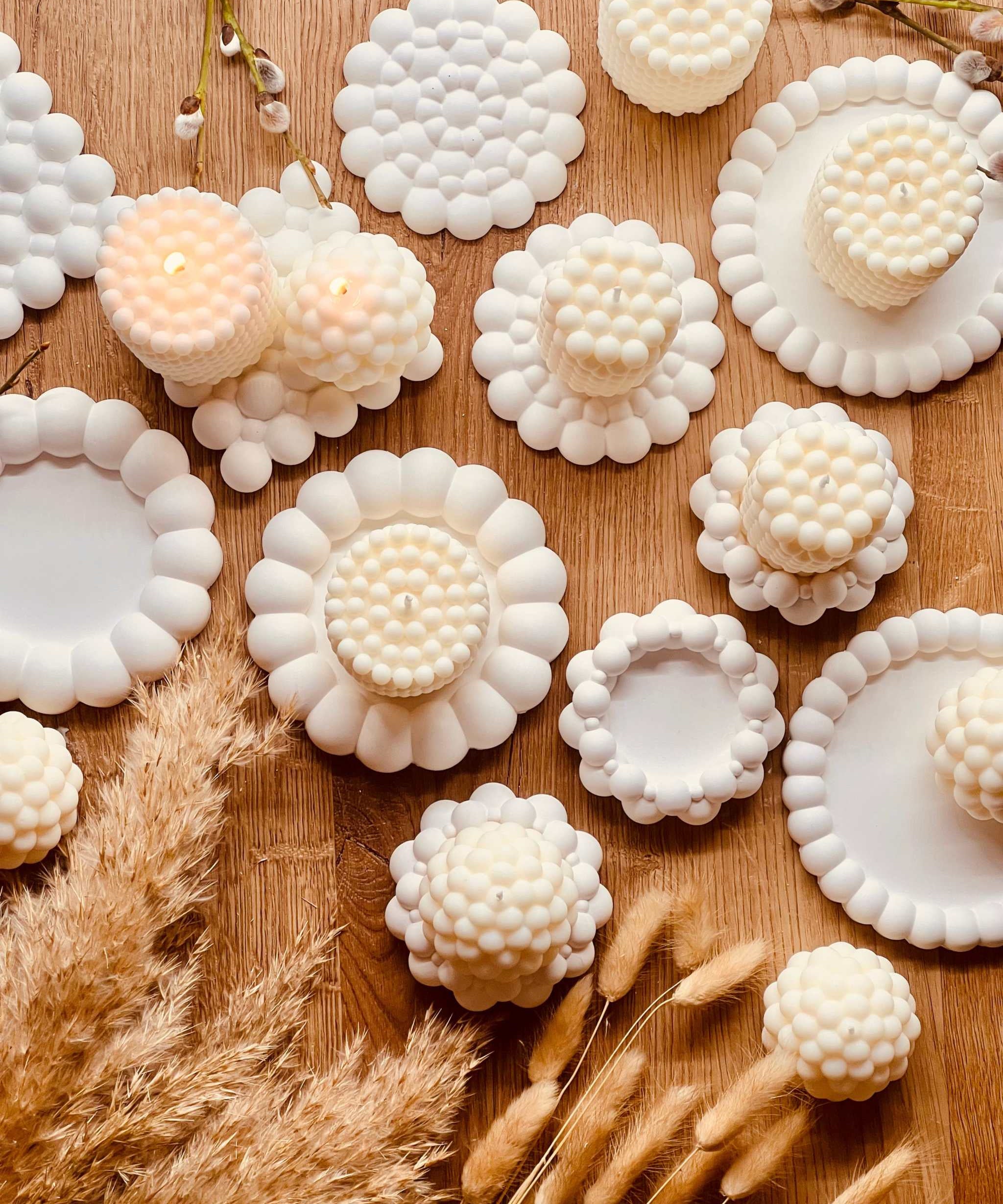 Besonders geformte Rapswachskerze, vegan und umweltschonend – ein ideales Geschenk für stilvolle und natürliche Dekoration. Die Kerzen werden mit handgemachten, weissen Tabletts aus Giesskeramik zum Blickfang.
