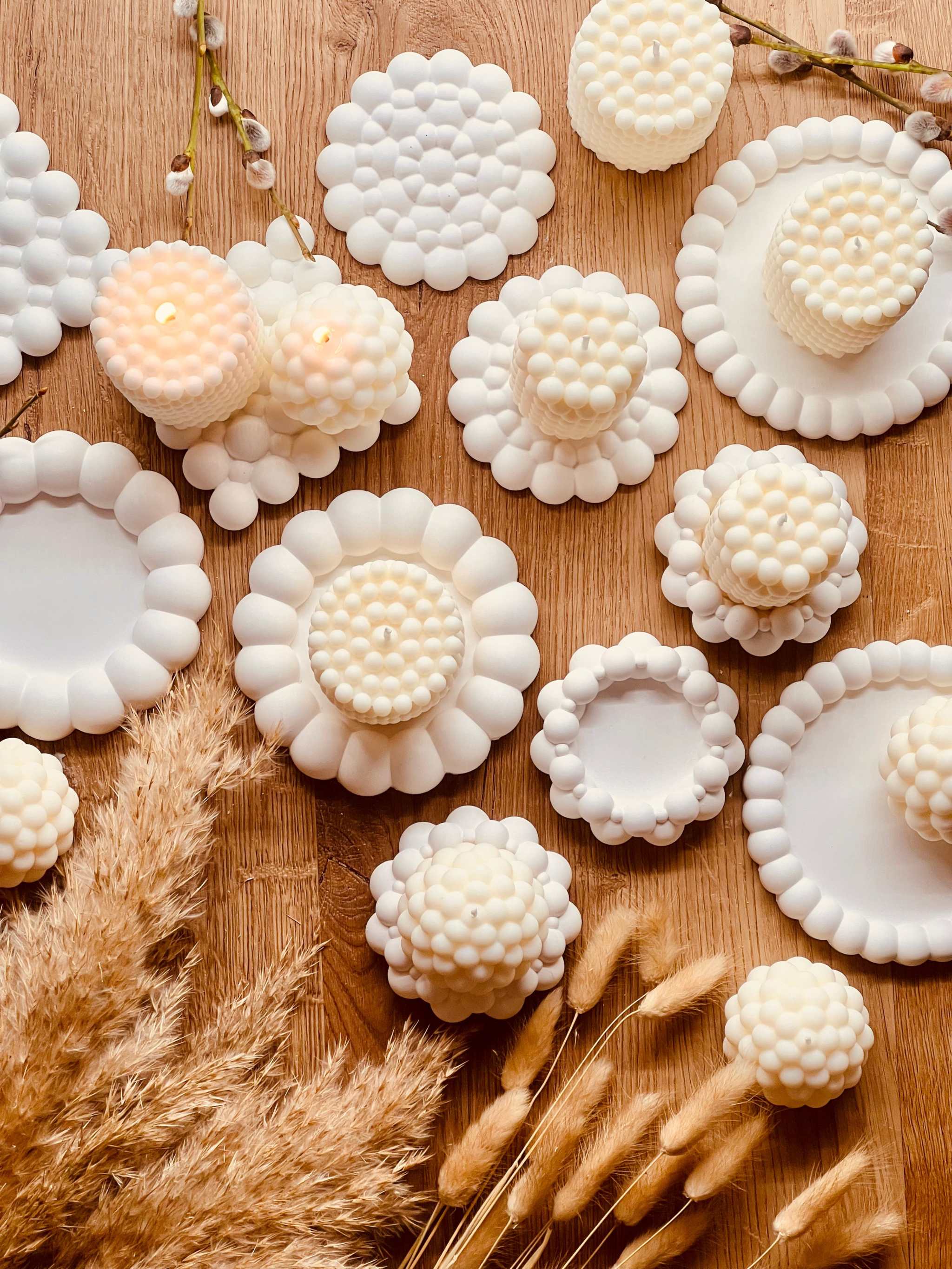 Besonders geformte Rapswachskerze, vegan und umweltschonend – ein ideales Geschenk für stilvolle und natürliche Dekoration. Die Kerzen werden mit handgemachten, weissen Tabletts aus Giesskeramik zum Blickfang.