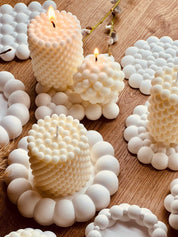 Rapswachskerze in ausgefallenem Design, handgemacht und perfekt als nachhaltiges Geschenk oder Deko-Akzent. Die Kerzen werden mit handgemachten, weissen Tabletts aus Giesskeramik zum Blickfang.