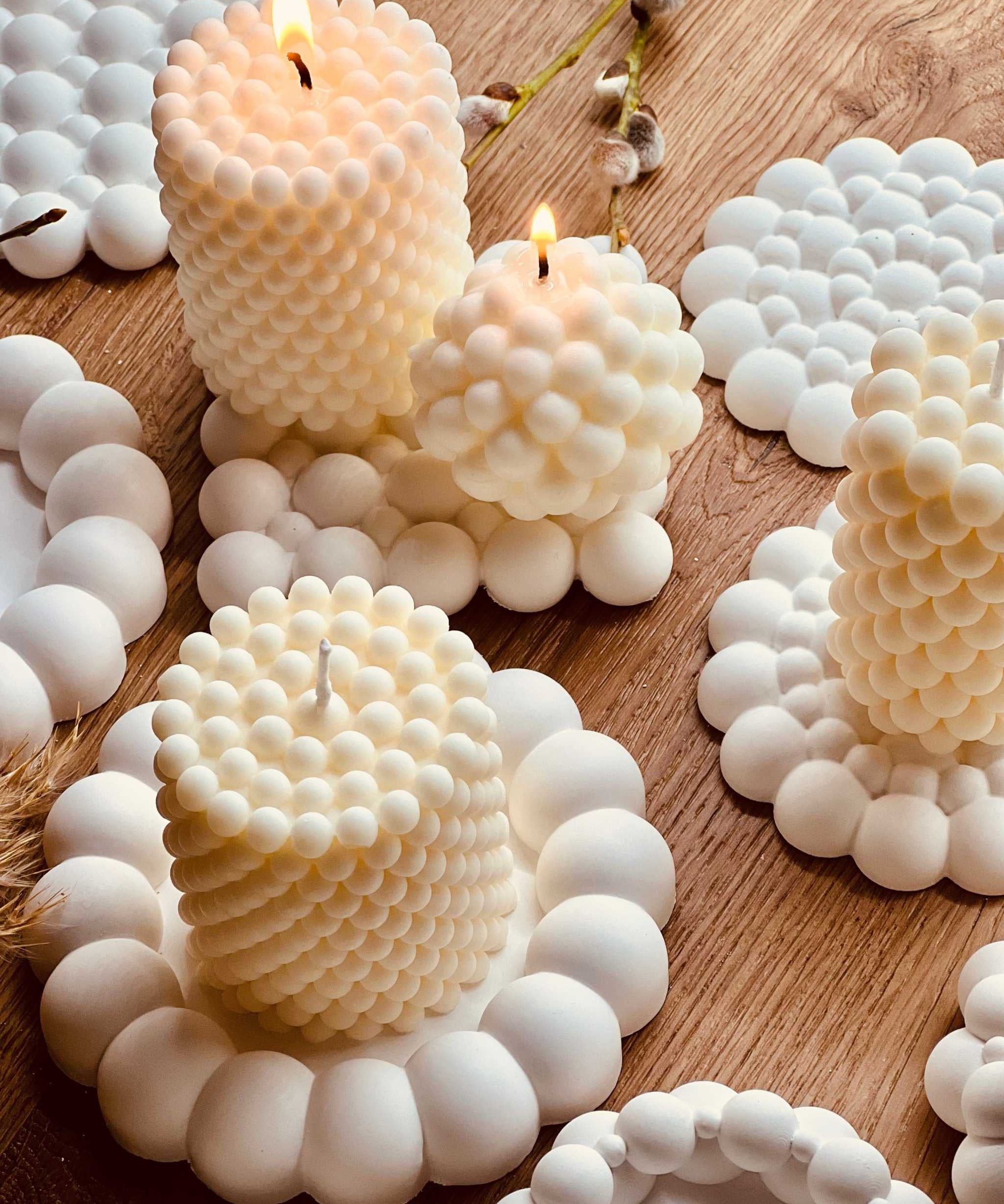 Rapswachskerze in ausgefallenem Design, handgemacht und perfekt als nachhaltiges Geschenk oder Deko-Akzent. Die Kerzen werden mit handgemachten, weissen Tabletts aus Giesskeramik zum Blickfang.