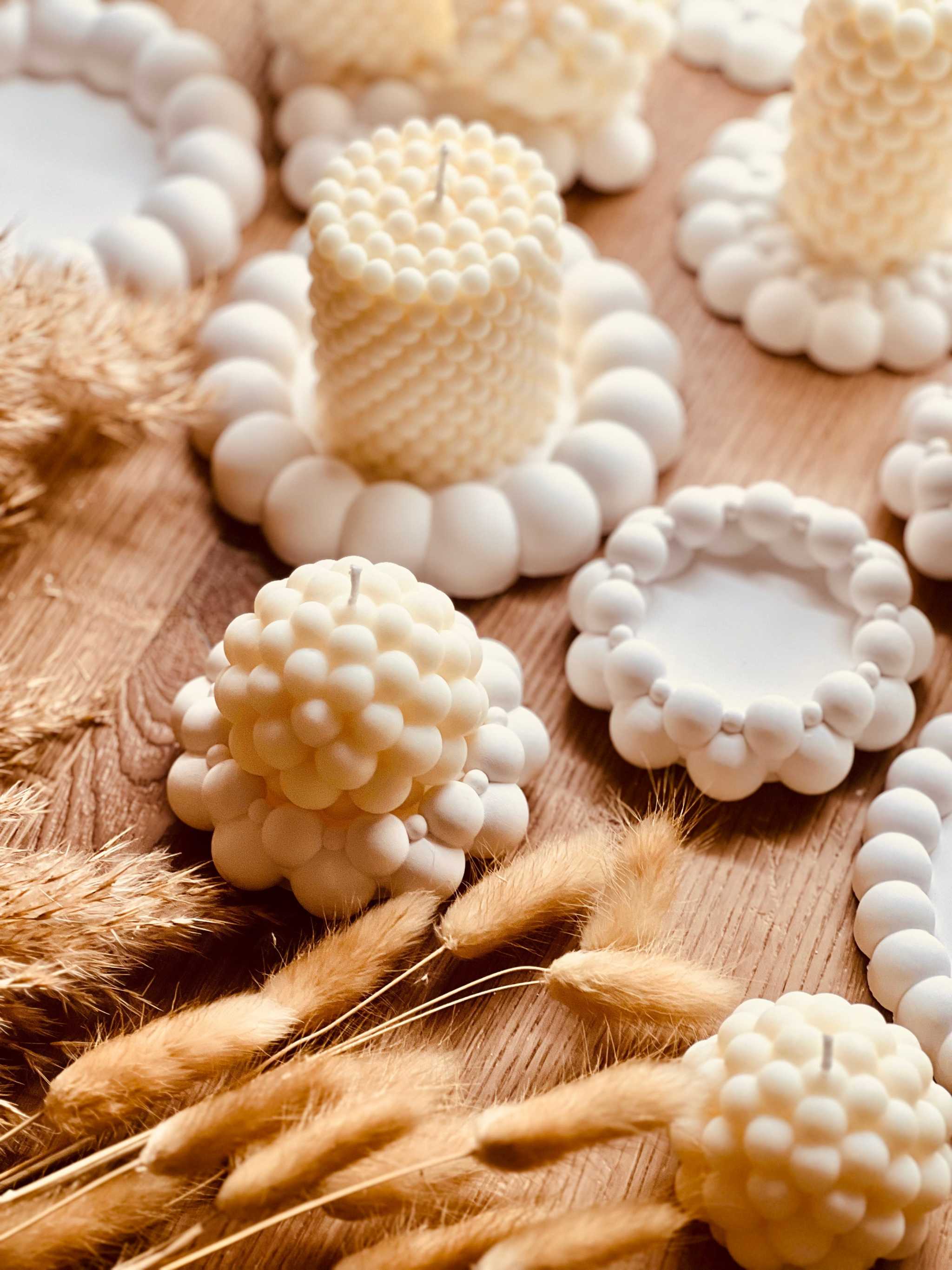 Handgegossene Kerze aus Rapswachs in kreativer Form – ein umweltfreundliches, veganes Geschenk für jede Gelegenheit. Die Kerzen werden mit handgemachten, weissen Tabletts aus Giesskeramik zum Blickfang.