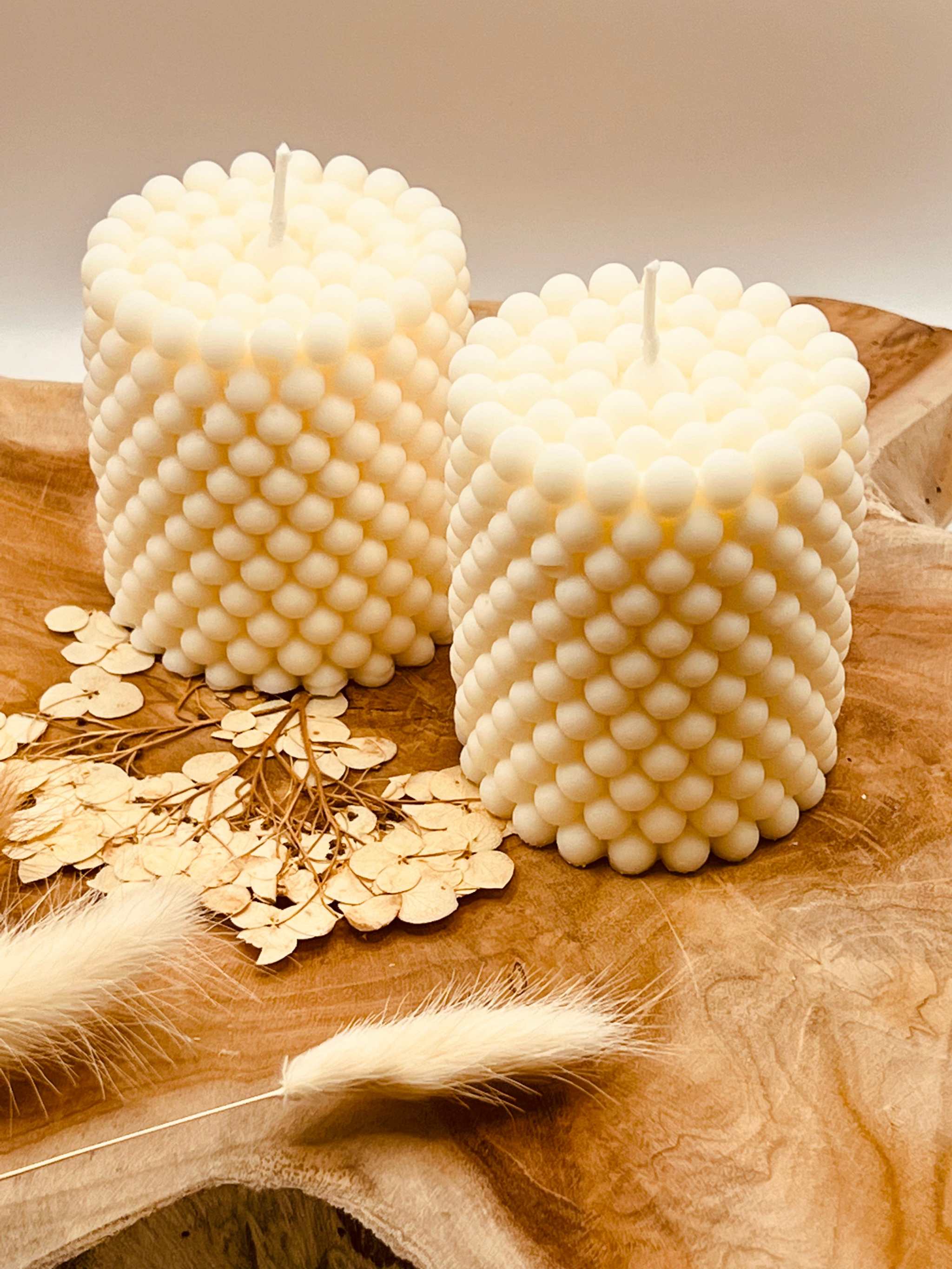Handgemachte Rapswachskerze in ausgefallener Form – umweltfreundlich, vegan und perfekt als stilvolles Geschenk oder Deko.
Die Kerzen werden mit handgemachten, weissen Tabletts aus Giesskeramik zum Blickfang.