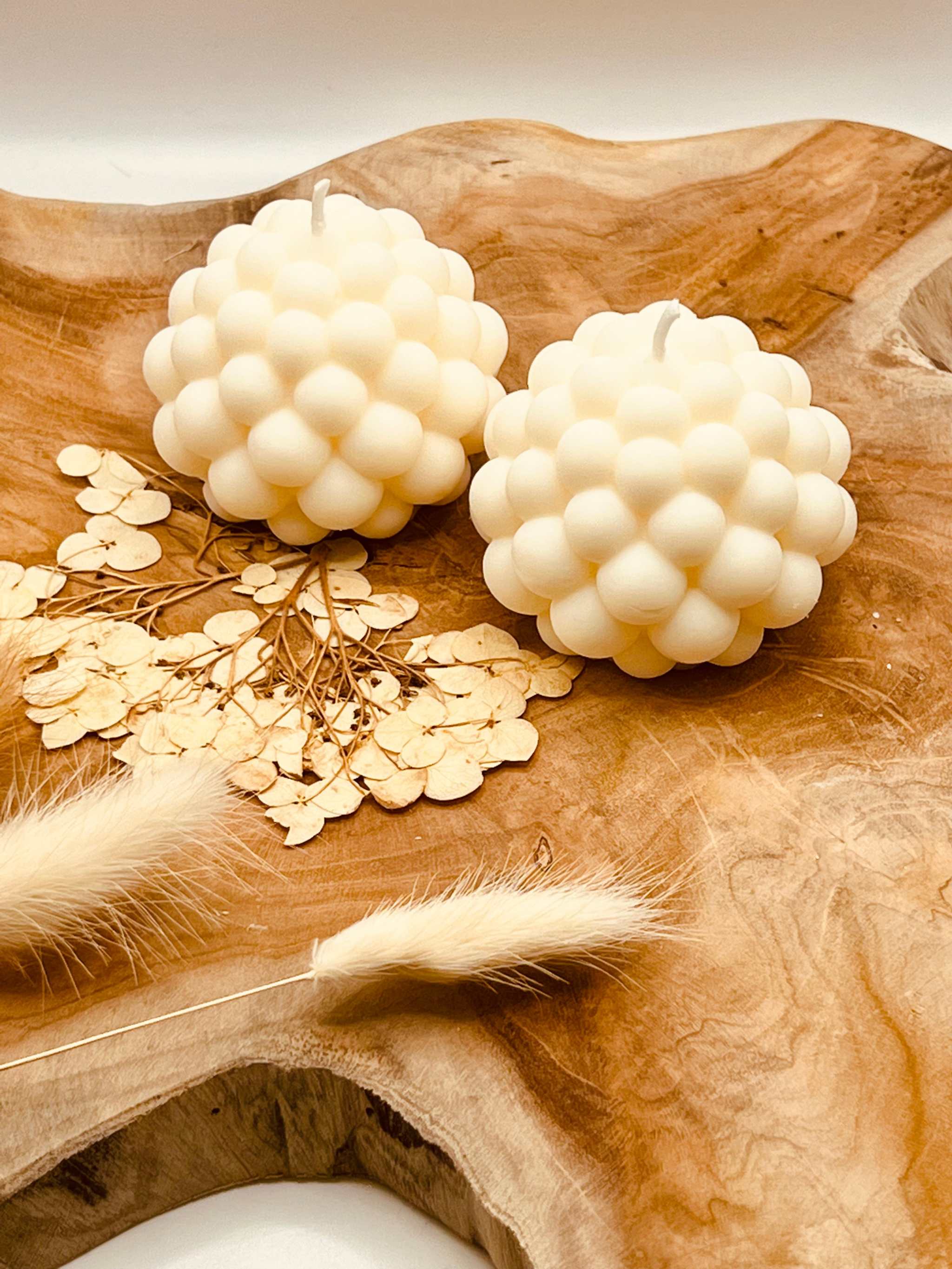 Rapswachskerze in moderner, kreativer Form – handgemacht und ideal als dekoratives und nachhaltiges Geschenk.