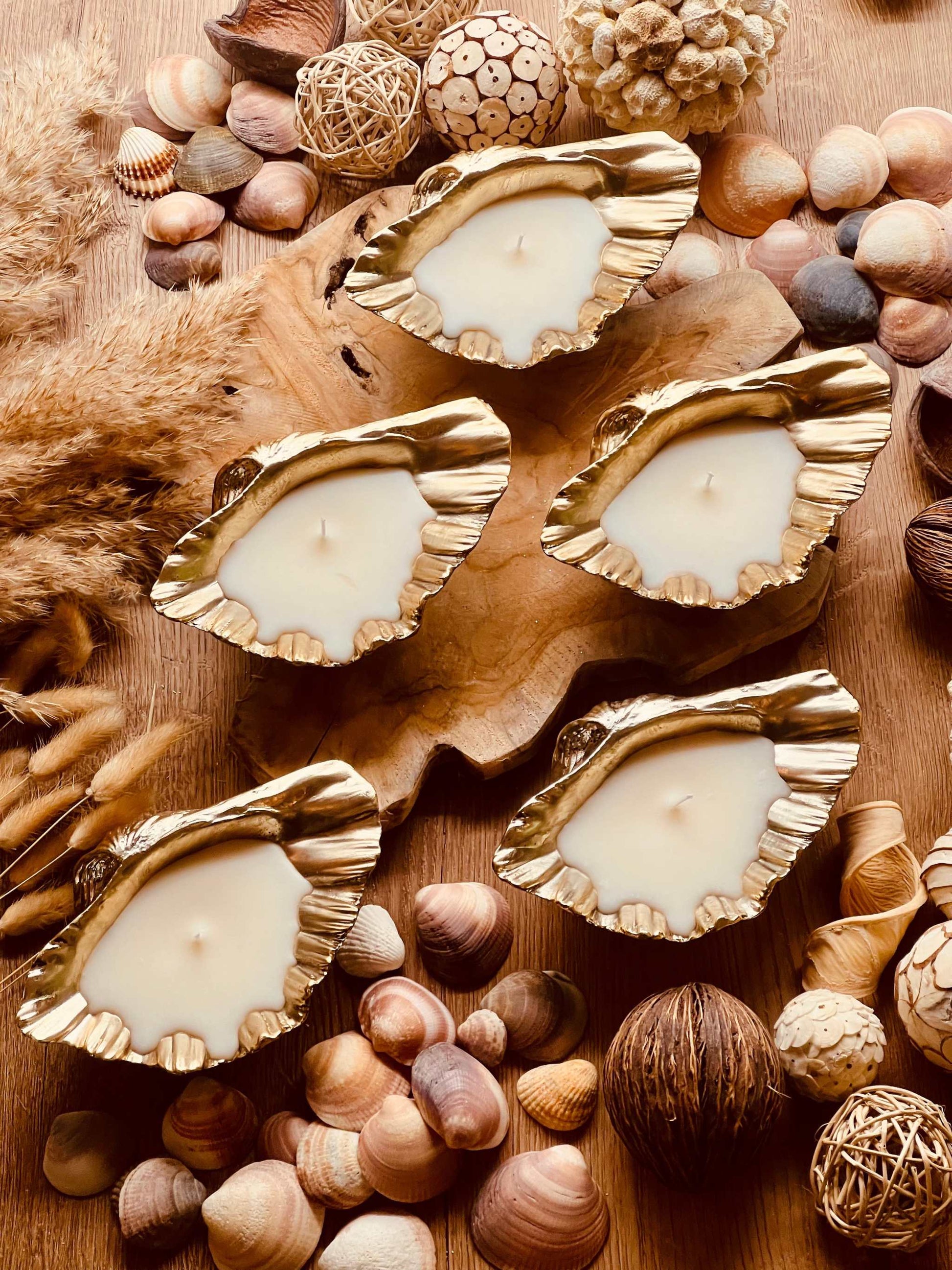 Kokosduft-Kerze in goldener Keramik-Muschel, handgefertigt – ein luxuriöses Geschenk und tropisches Deko-Highlight