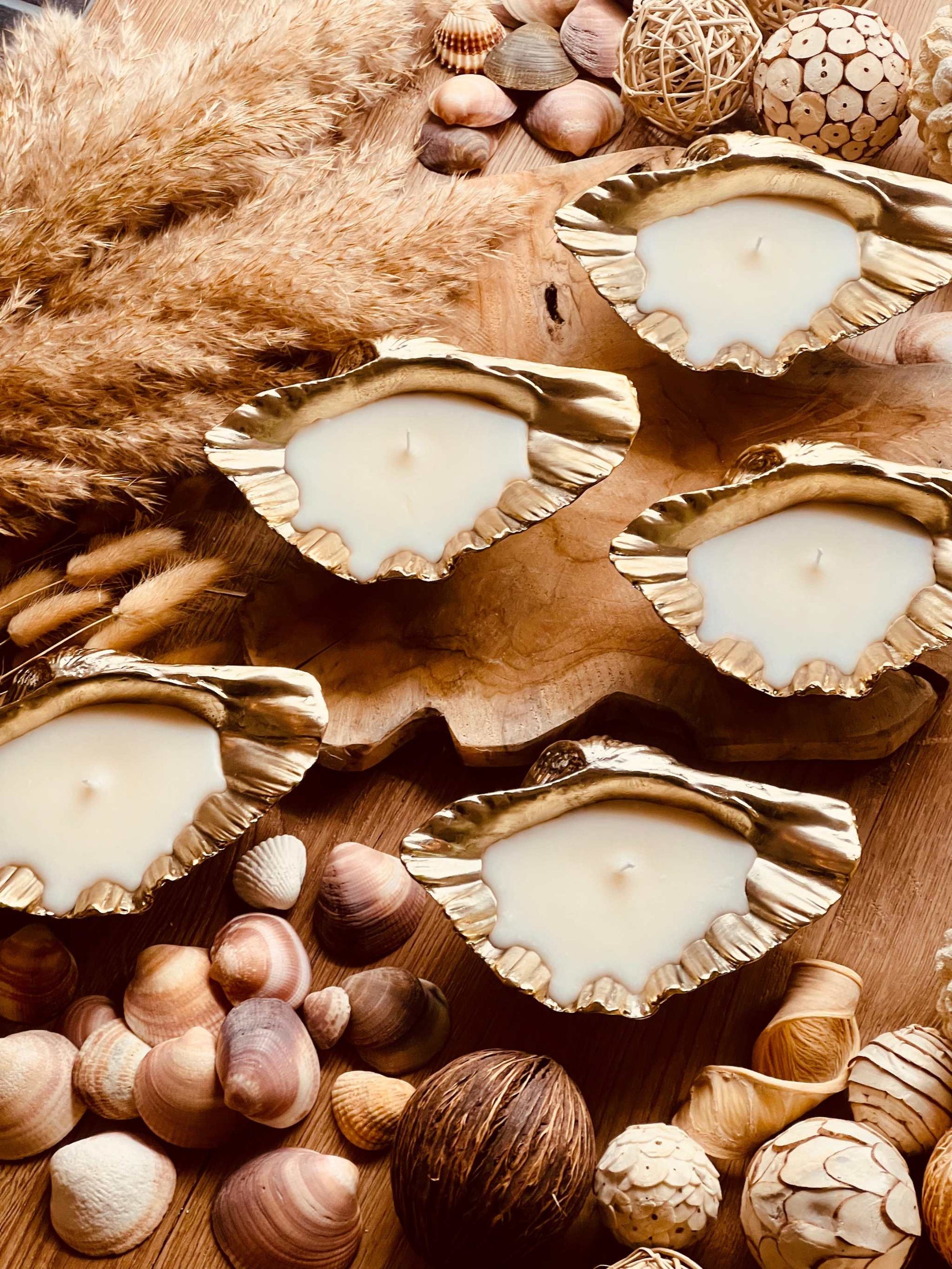 Kerze mit Kokosduft in goldener Muschelform aus Keramik – ein exotisches Geschenk und dekorativer Hingucker