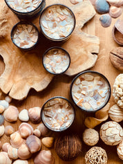 Luxuriöse Kokosduft-Kerze in Designerglas mit Muscheldetails aus Perlmutt, handgefertigt – perfekt als Geschenk und glamouröses Dekoelement
