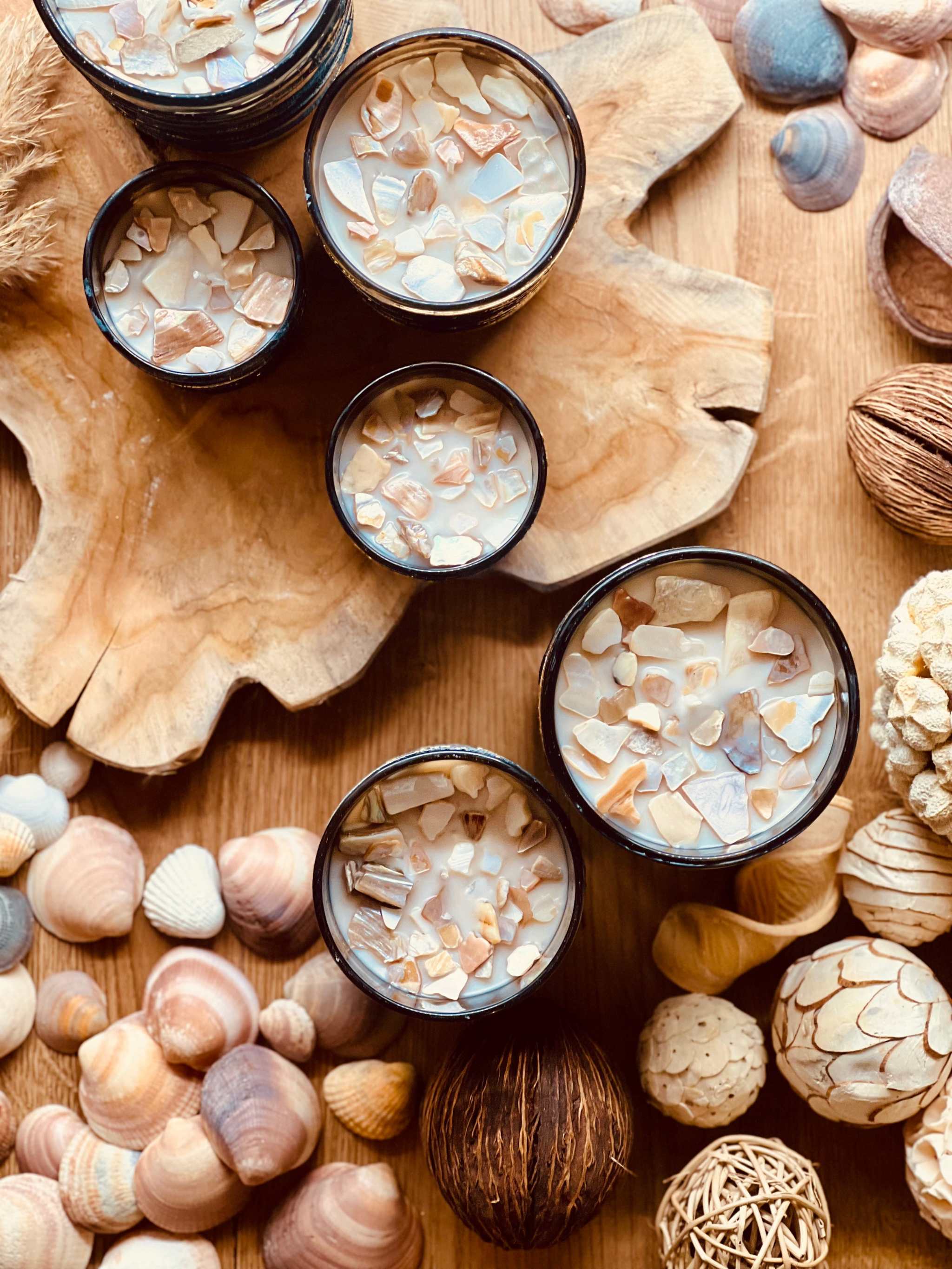 Luxuriöse Kokosduft-Kerze in Designerglas mit Muscheldetails aus Perlmutt, handgefertigt – perfekt als Geschenk und glamouröses Dekoelement
