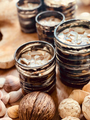 
Designerglas mit Kokosduft-Kerze mit Muscheldetails aus Perlmutt, ideal als besonderes Geschenk und tropisch-eleganter Dekoakzent
